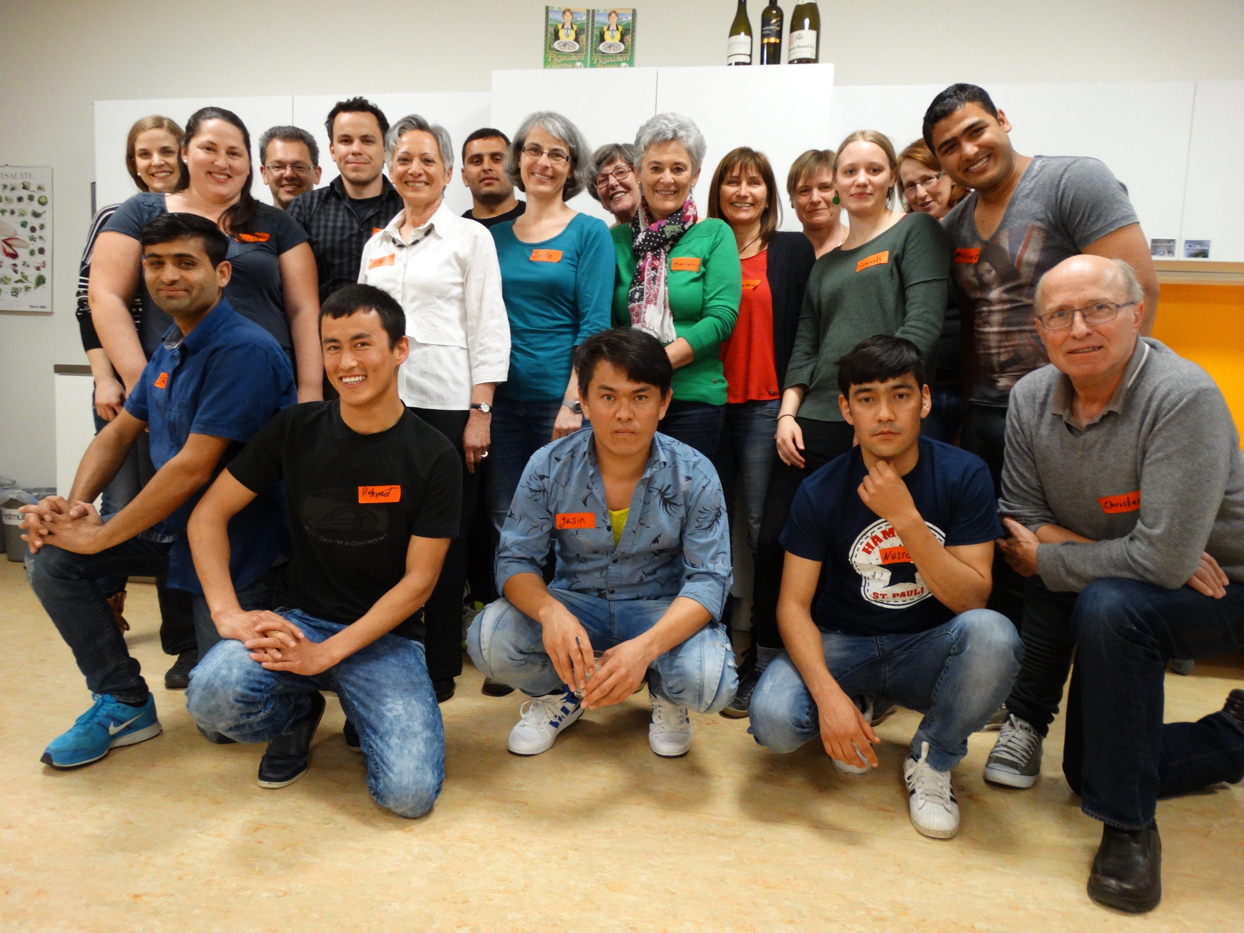 Das Weltladen Team Götzis und die Flüchtlinge beim gemeinsamen Kochen....