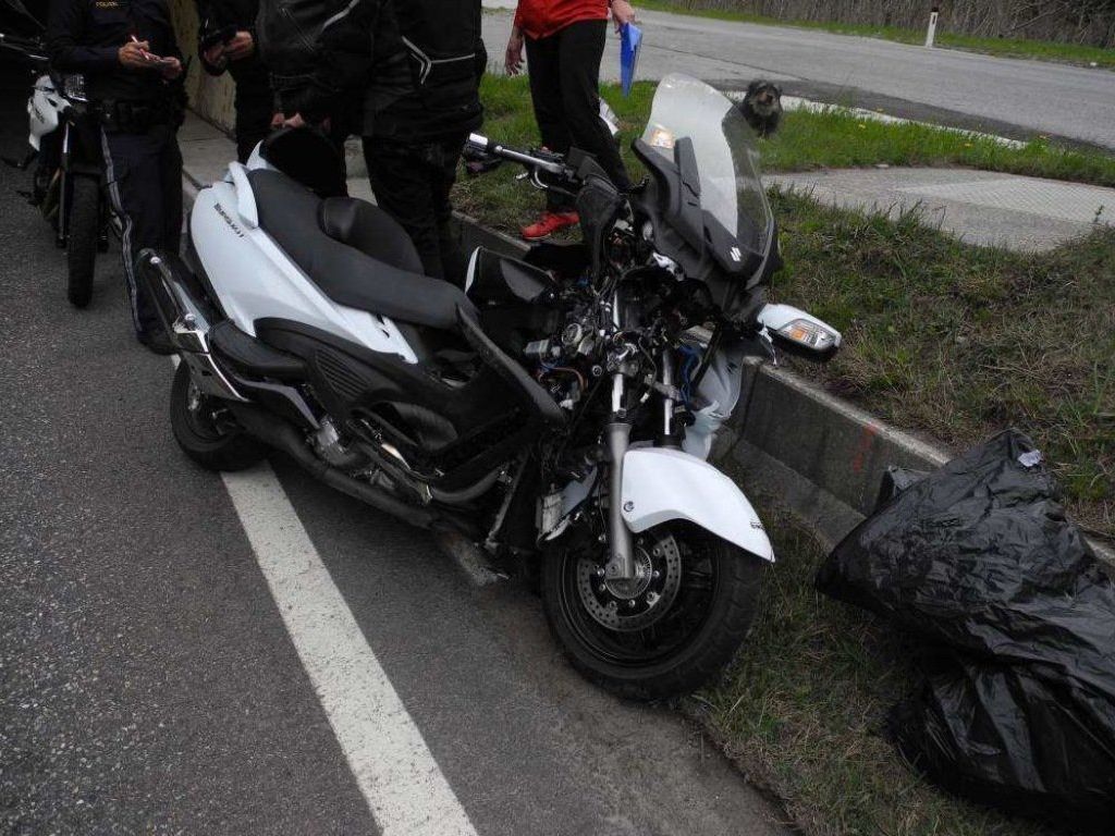 Motorradunfall in Klösterle fordert zwei Verletzte. Motorradunfall in Klösterle fordert zwei Verletzte.