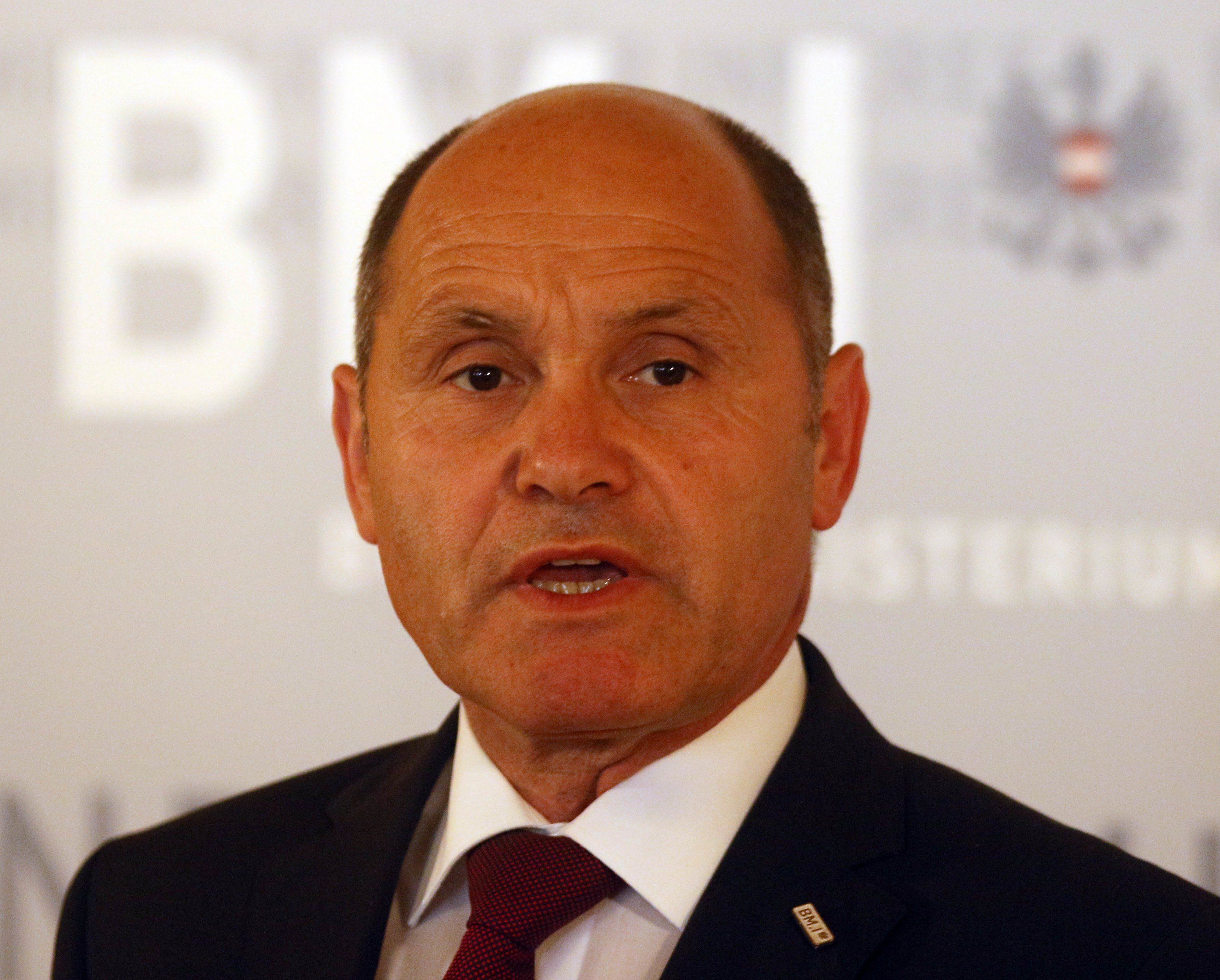 Innenminister Sobotka äußert sich heute zu den Unregelmäßigkeiten bei der Auszählung von Briefwahlstimmen in mehrern Wahlbezirken. Innenminister Sobotka äußert sich heute zu den Unregelmäßigkeiten bei der Auszählung von Briefwahlstimmen in mehrern Wahlbezirken.