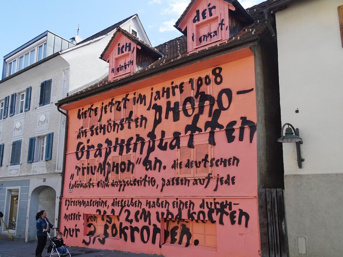 Günter Buchers Kunstwerk bleibt bis zur denkmalschutzgerechten Sanierung des Hauses bestehen.