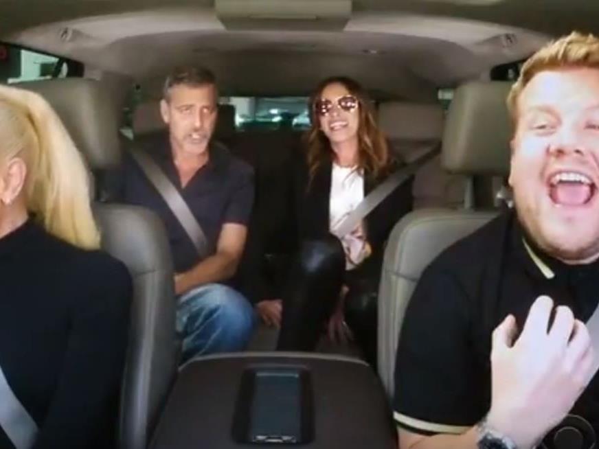 Gwen Stefanie, George Clooney und Julia roberts singen im Auto.