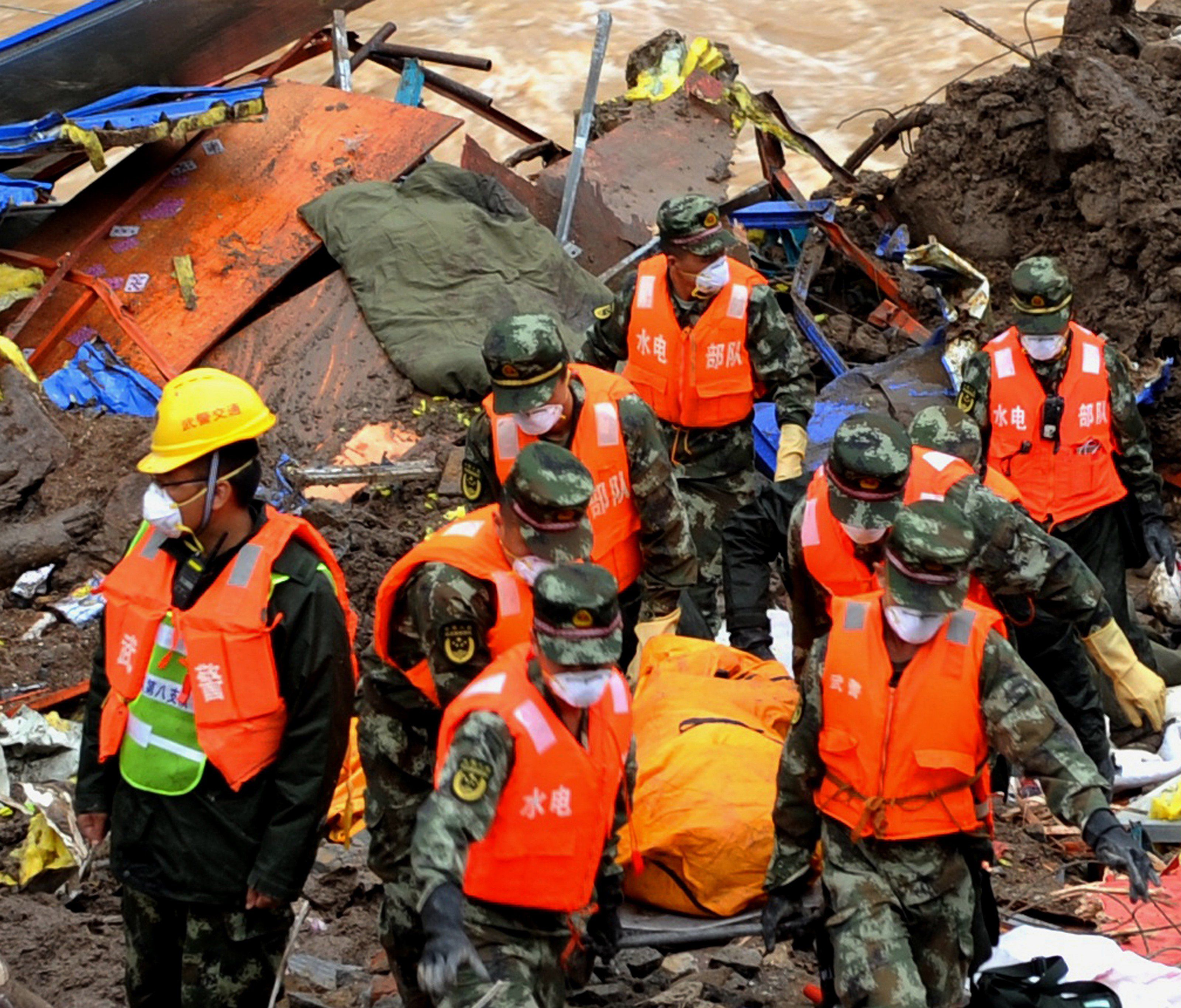 Nach dem Erdrutsch in Südchina ist die Zahl der Toten auf 35 gestiegen. Nach dem Erdrutsch in Südchina ist die Zahl der Toten auf 35 gestiegen.
