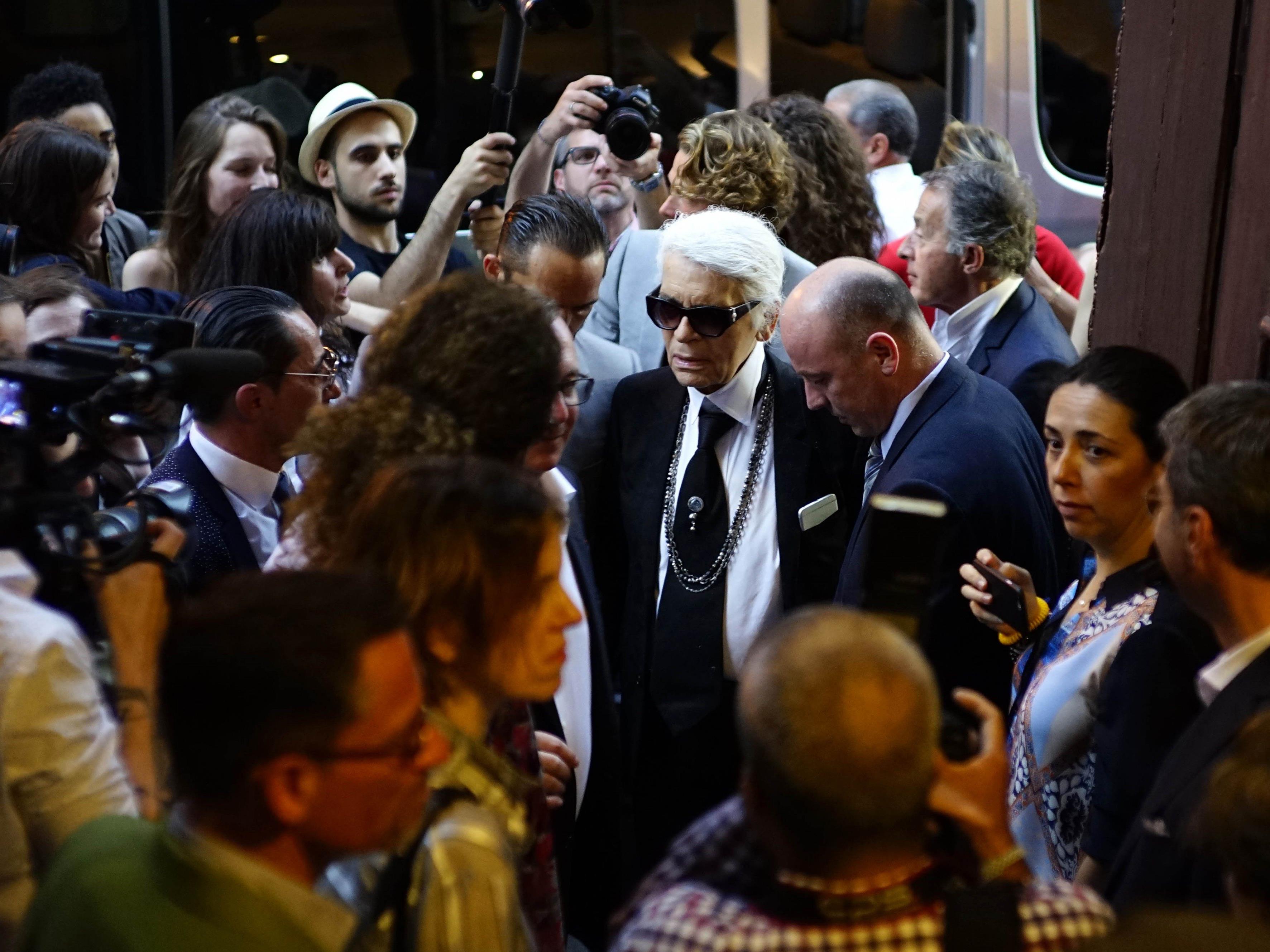 Designer Karl Lagerfeld besuchte die Ausstellung "Work in Progress" in Havanna.