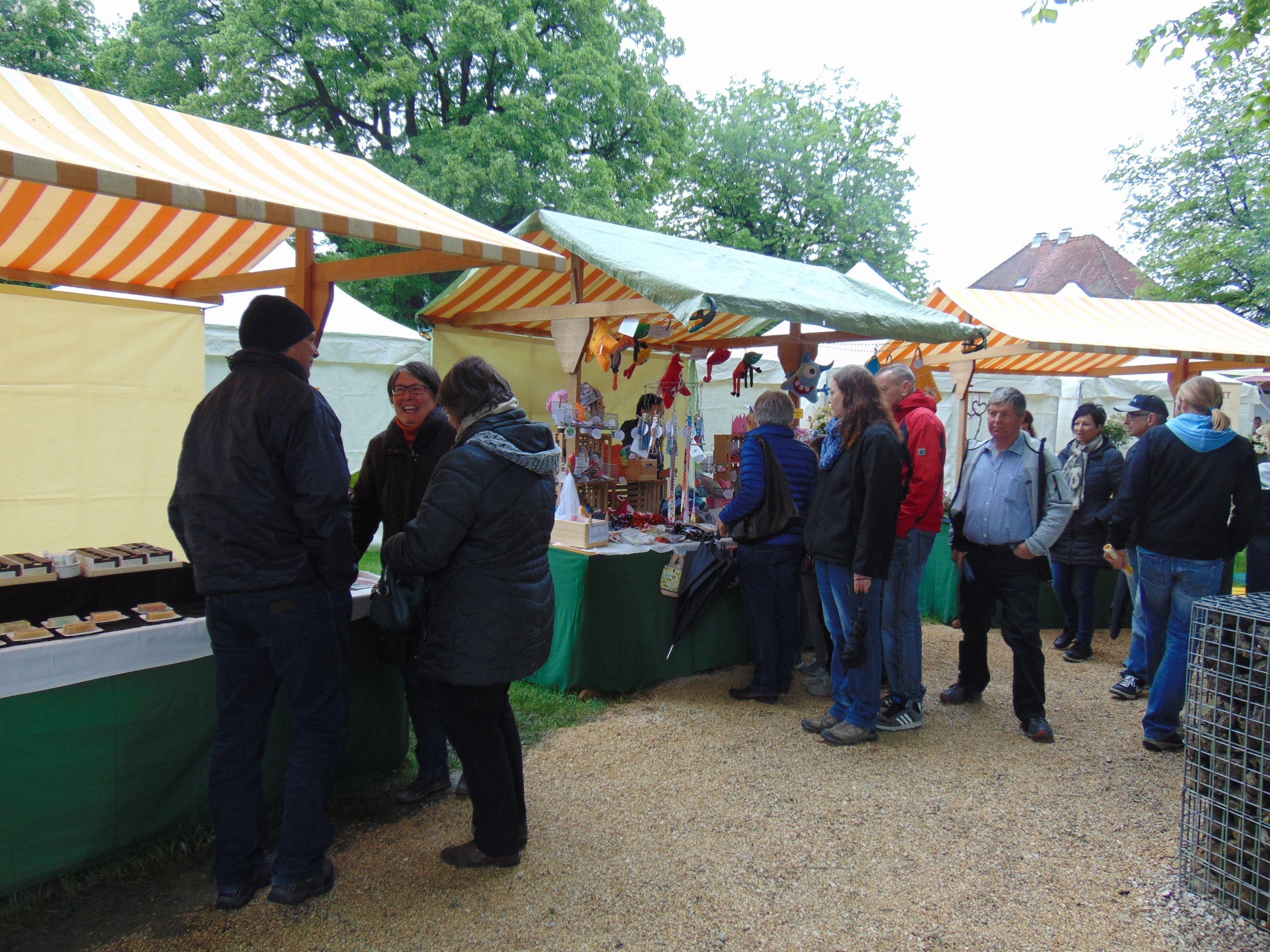Die Marktbesucher belagerten die Stände am Altacher Dorfplatz Die Marktbesucher belagerten die Stände am Altacher Dorfplatz