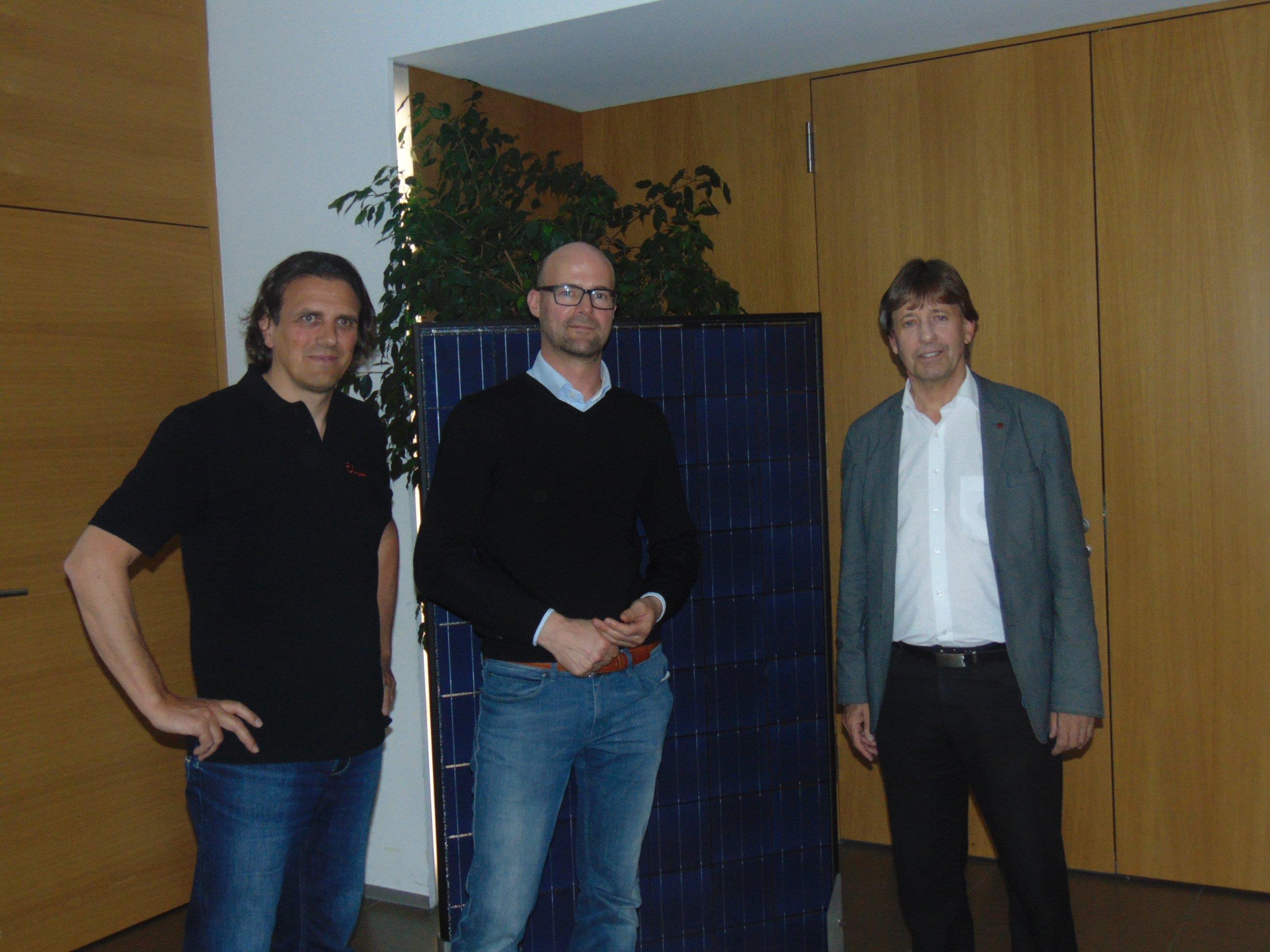 Bürgermeister Fritz Maierhofer mit den beiden Energieexperten bei der Informationsveranstaltung im Gemeindesaal