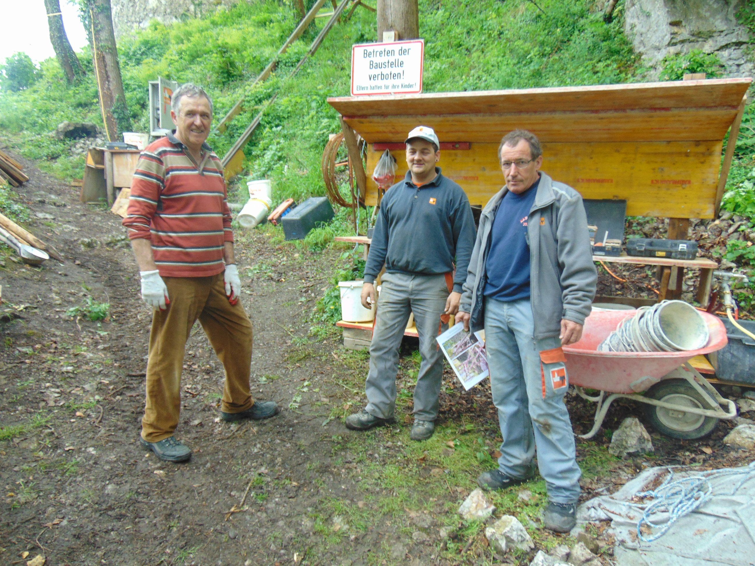 Initiator Reinhard Sonneregger und Bauleiter Otto Summer sind mit ihrem Bauteam wieder bei der Arbeit Initiator Reinhard Sonneregger und Bauleiter Otto Summer sind mit ihrem Bauteam wieder bei der Arbeit