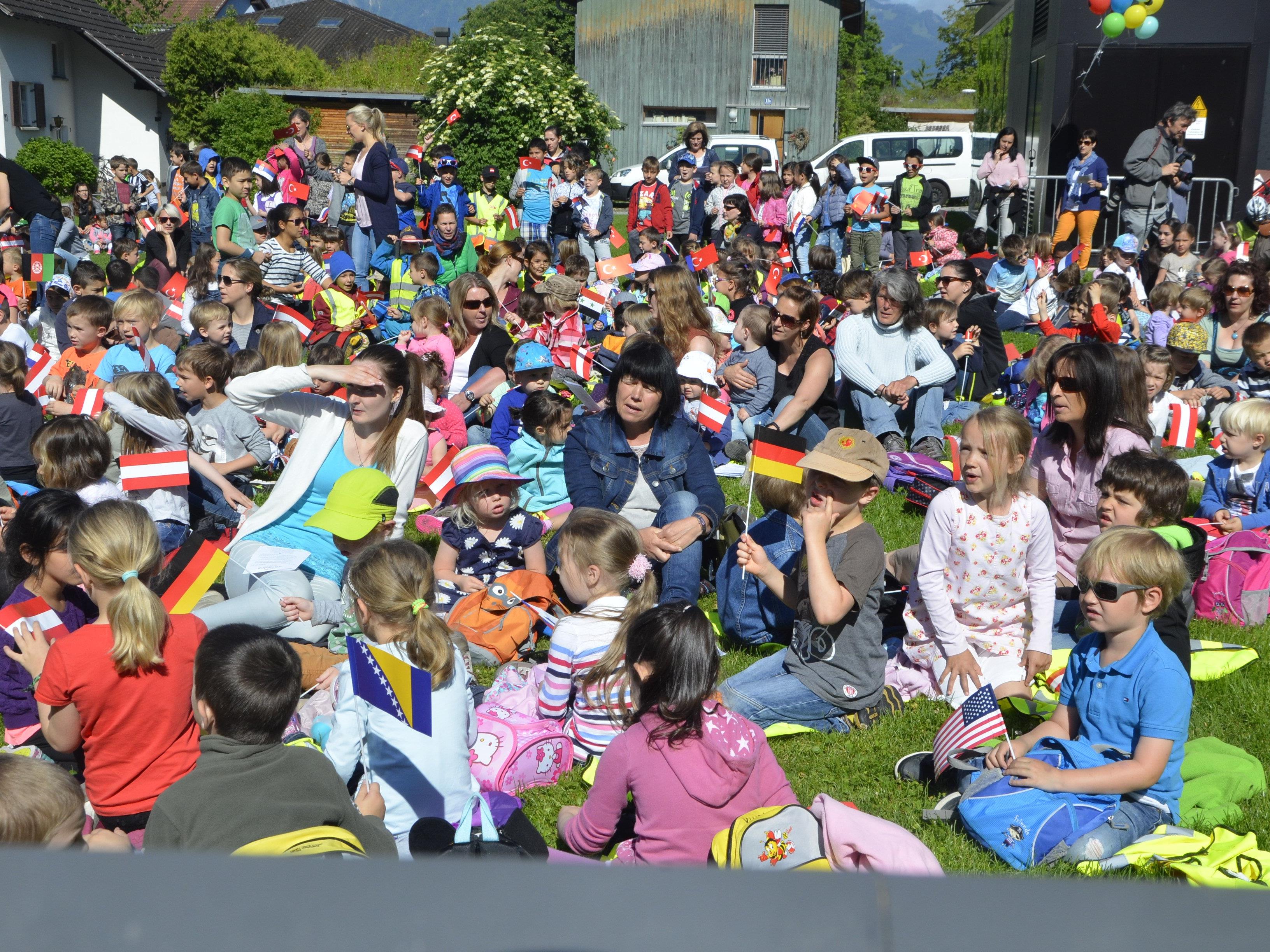 Über 500 Kinder feierten am Rankweiler Marktplatz bei Kaiserwetter den Weltspieltag