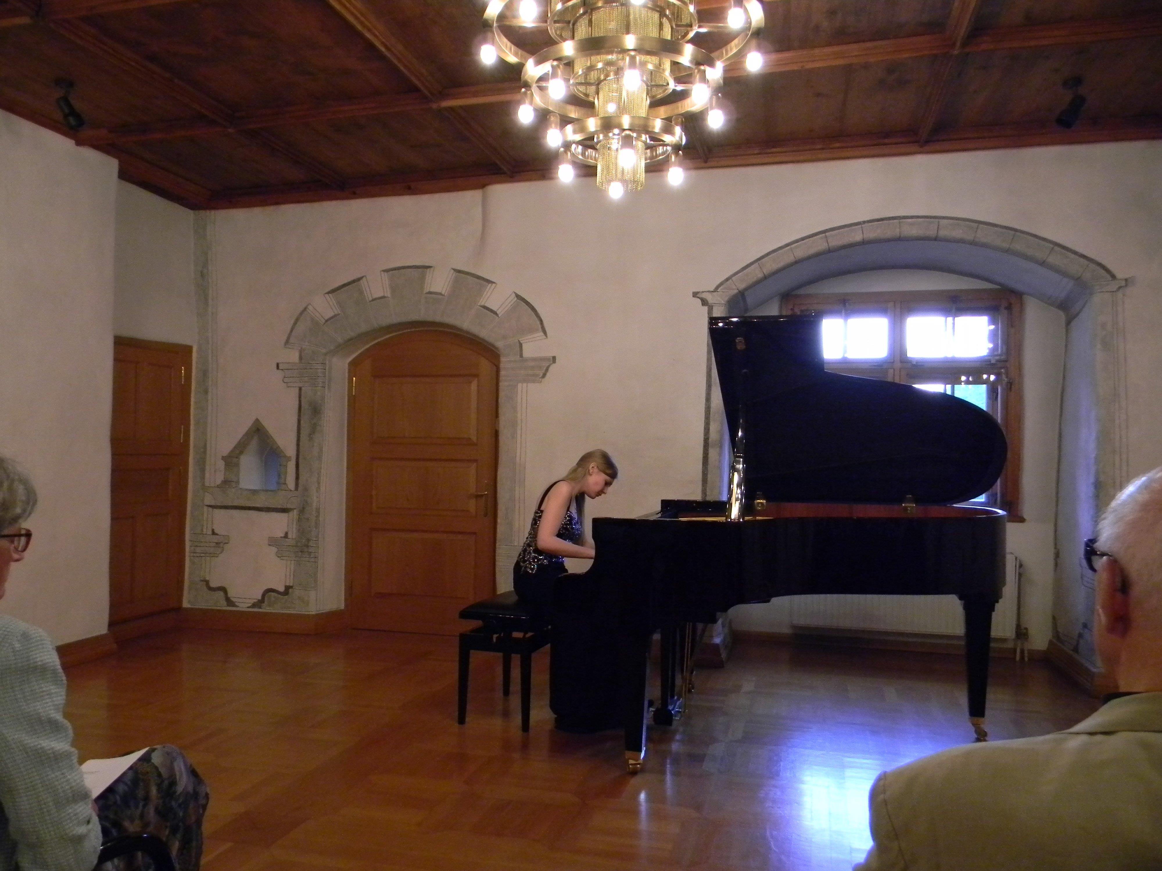 Die Pianistin Hanna Bachmann begeisterte im vollen Schlößlesaal