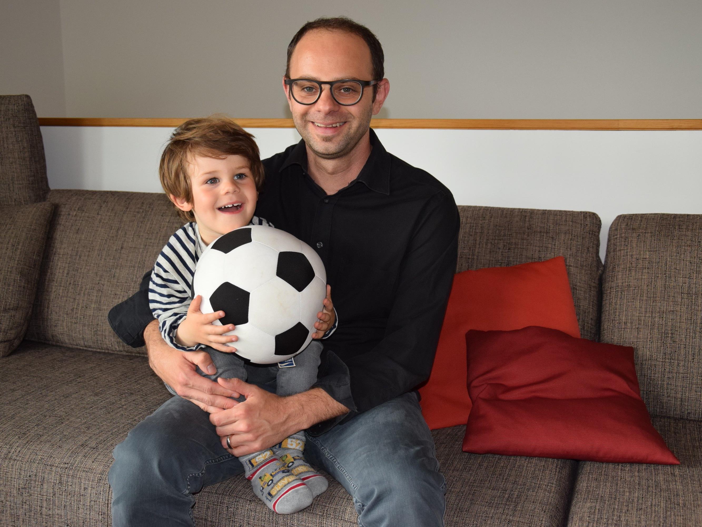 Der Götzner Jürgen Loacker ist seit vielen Jahren mit dem Fußballclub FC Götzis verwurzelt - auch sein Sohn Kilian interessiert sich für Fußball...