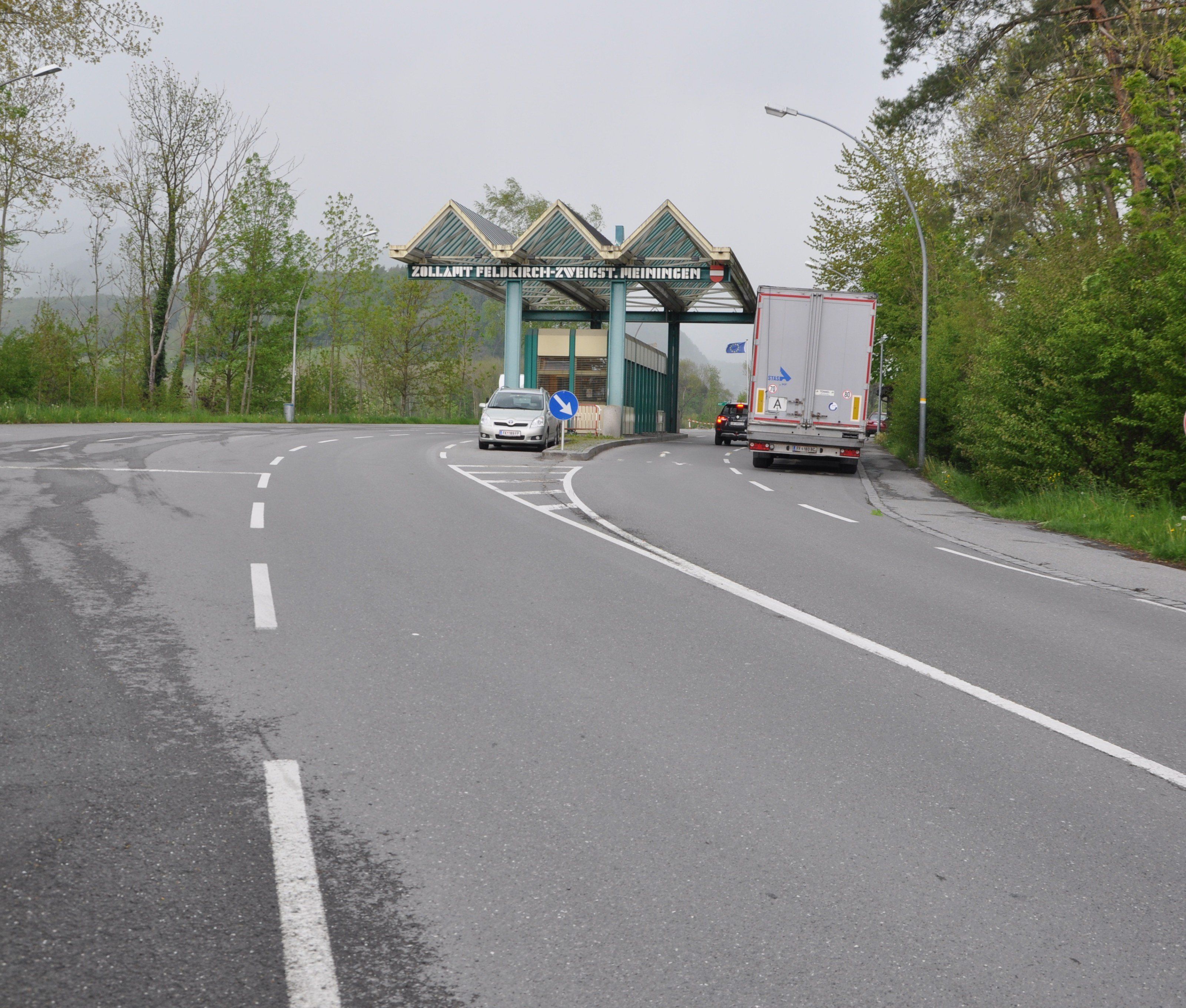 Der regionale Güterverkehr wird während der Bauarbeiten über das Zollamt Meiningen umgeleitet.