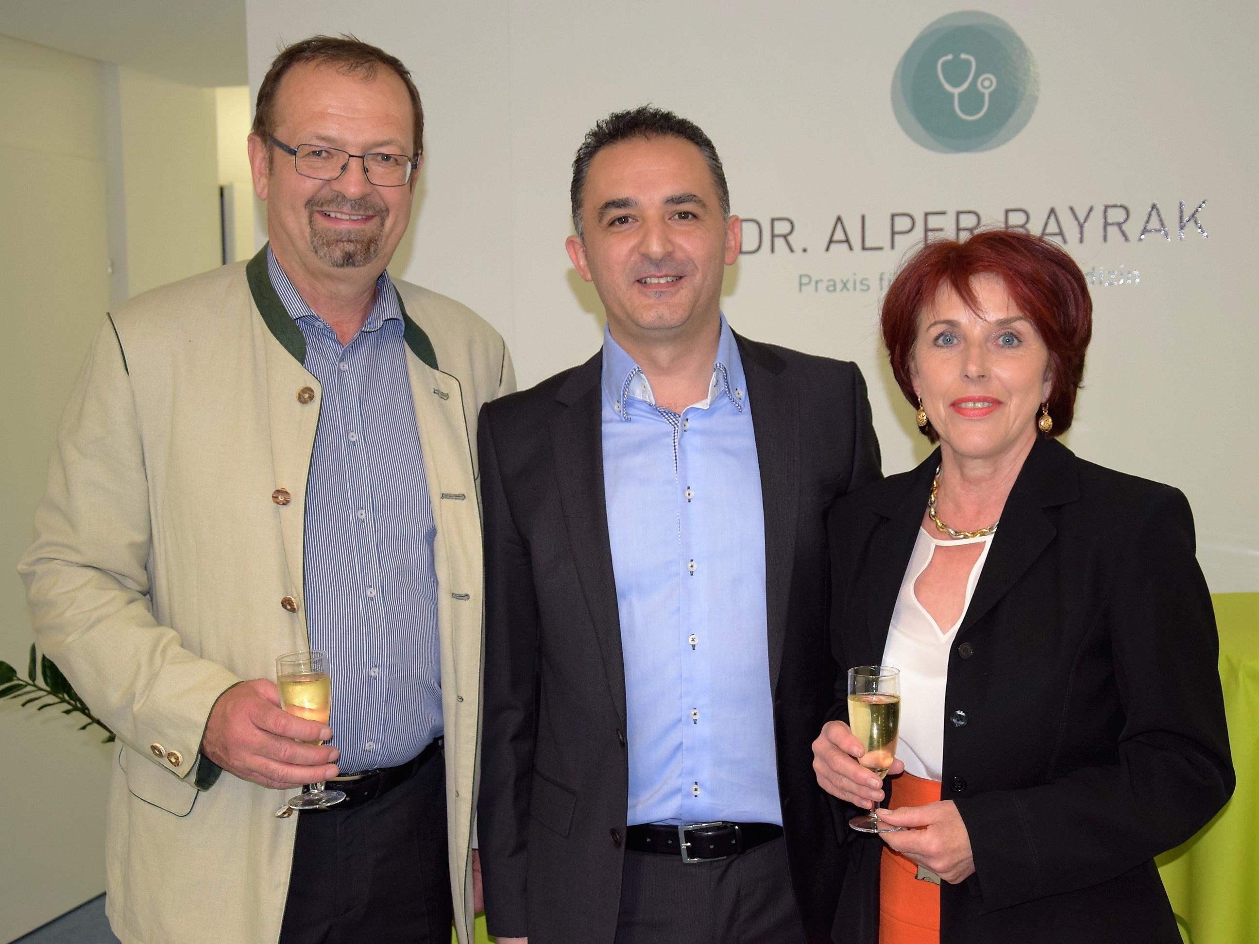 Bürgermeister Rainer Siegele und Sigrid gratulierten Dr. Alper Bayrak zur Eröffnung der Ordination