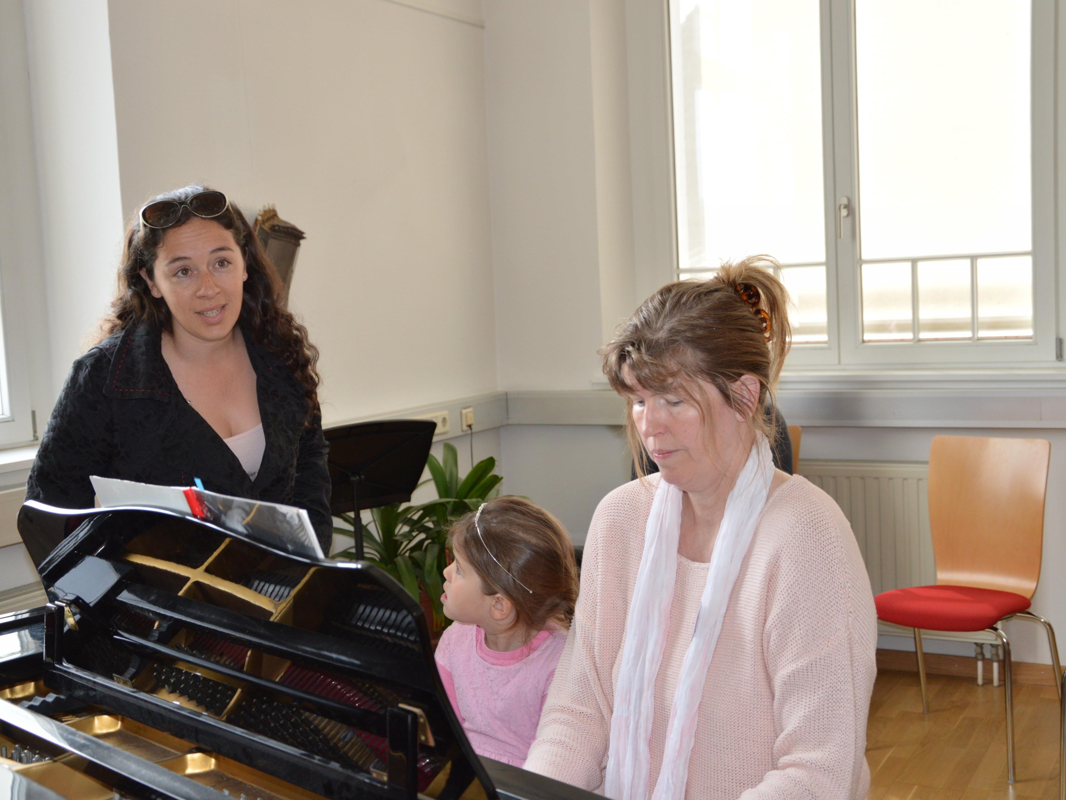 Viele Erwachsene besuchen regelmäßit die Rheintalische Musikschule. Im Bild Barbara Steinhofer mit Gesangspädagogin Andrea Kapun