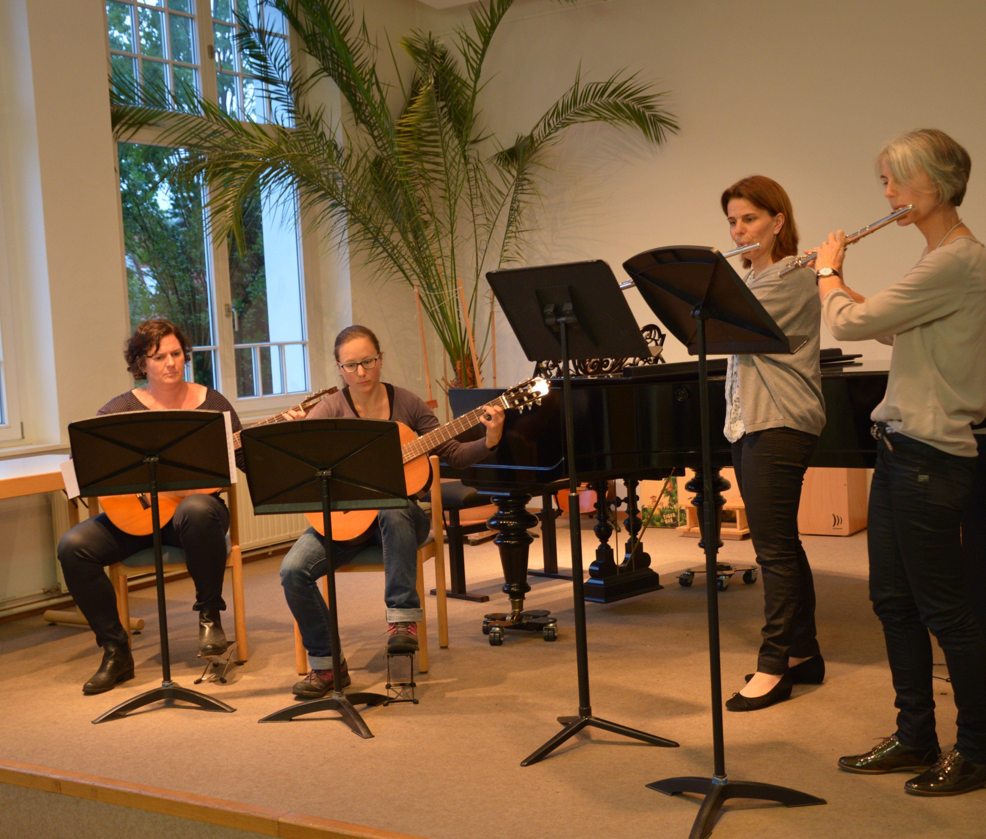 Viel Applaus für die erwachsenen Musikschülerinnen und -schüler am Hausmusikabend Viel Applaus für die erwachsenen Musikschülerinnen und -schüler am Hausmusikabend