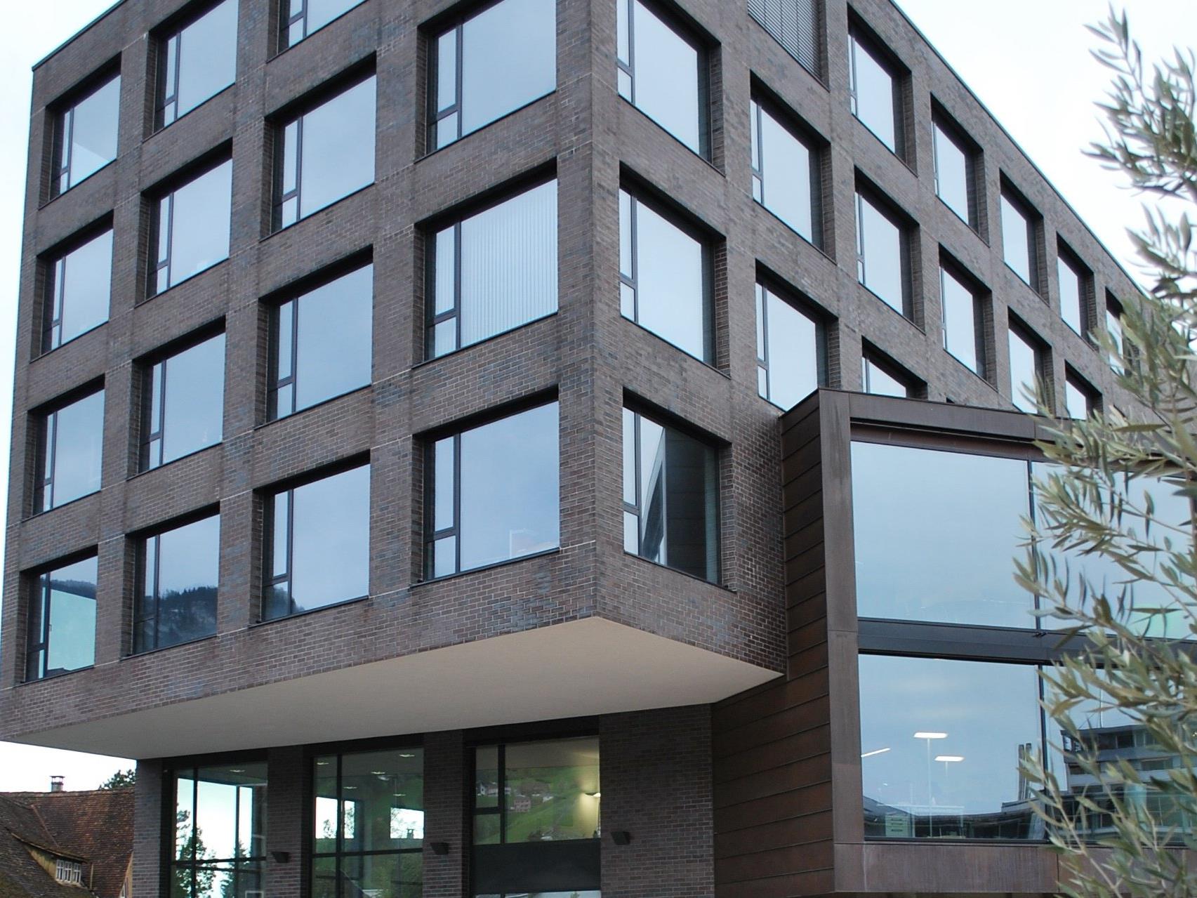 In diesem Gebäude, im Campus V, befindet sich das designforum Vorarlberg.