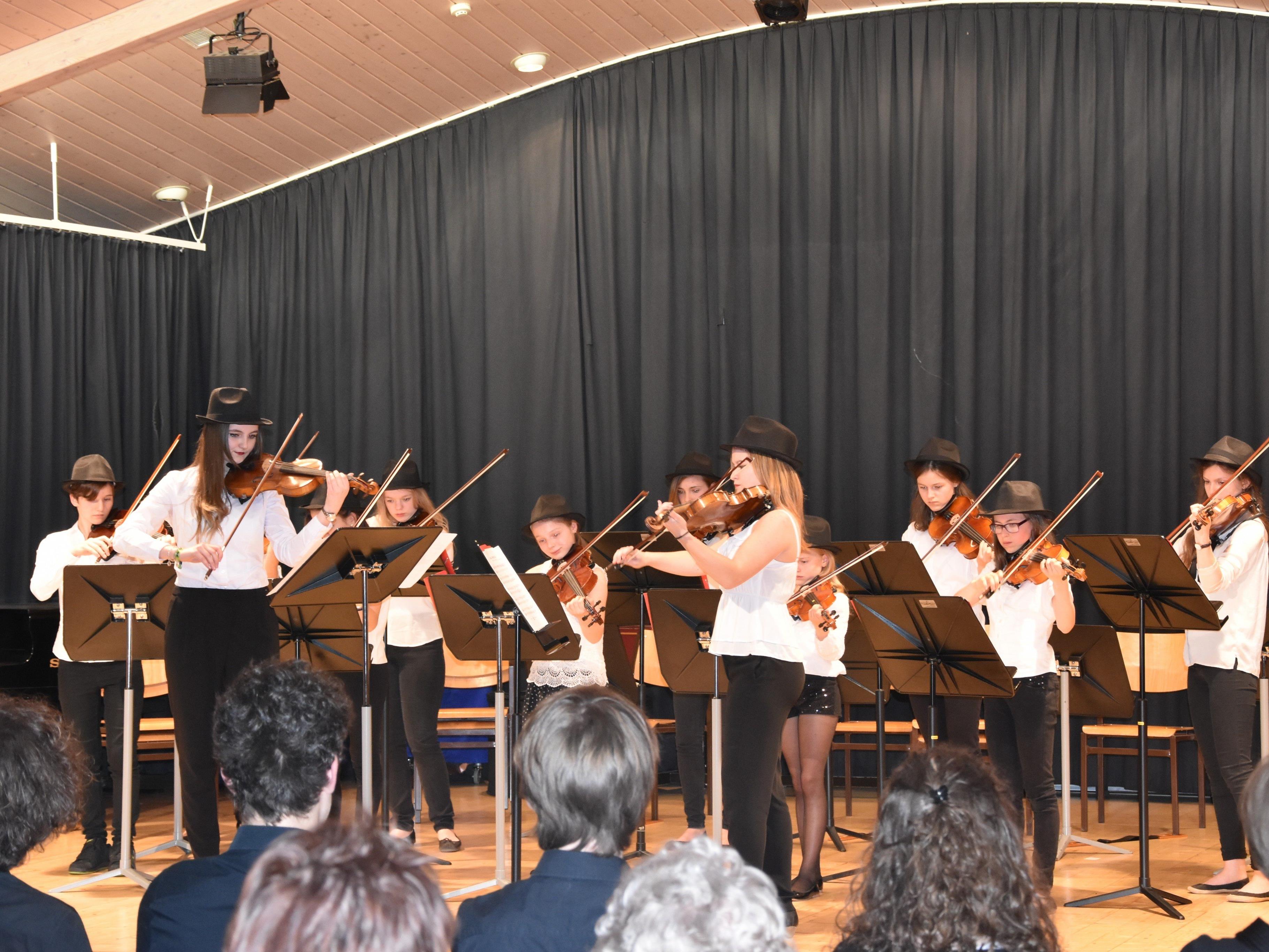 „Cello Pur“ faszinierte unter der Leitung von Ingrid Lins-Ellensohn in der Musikschule Feldkirch.