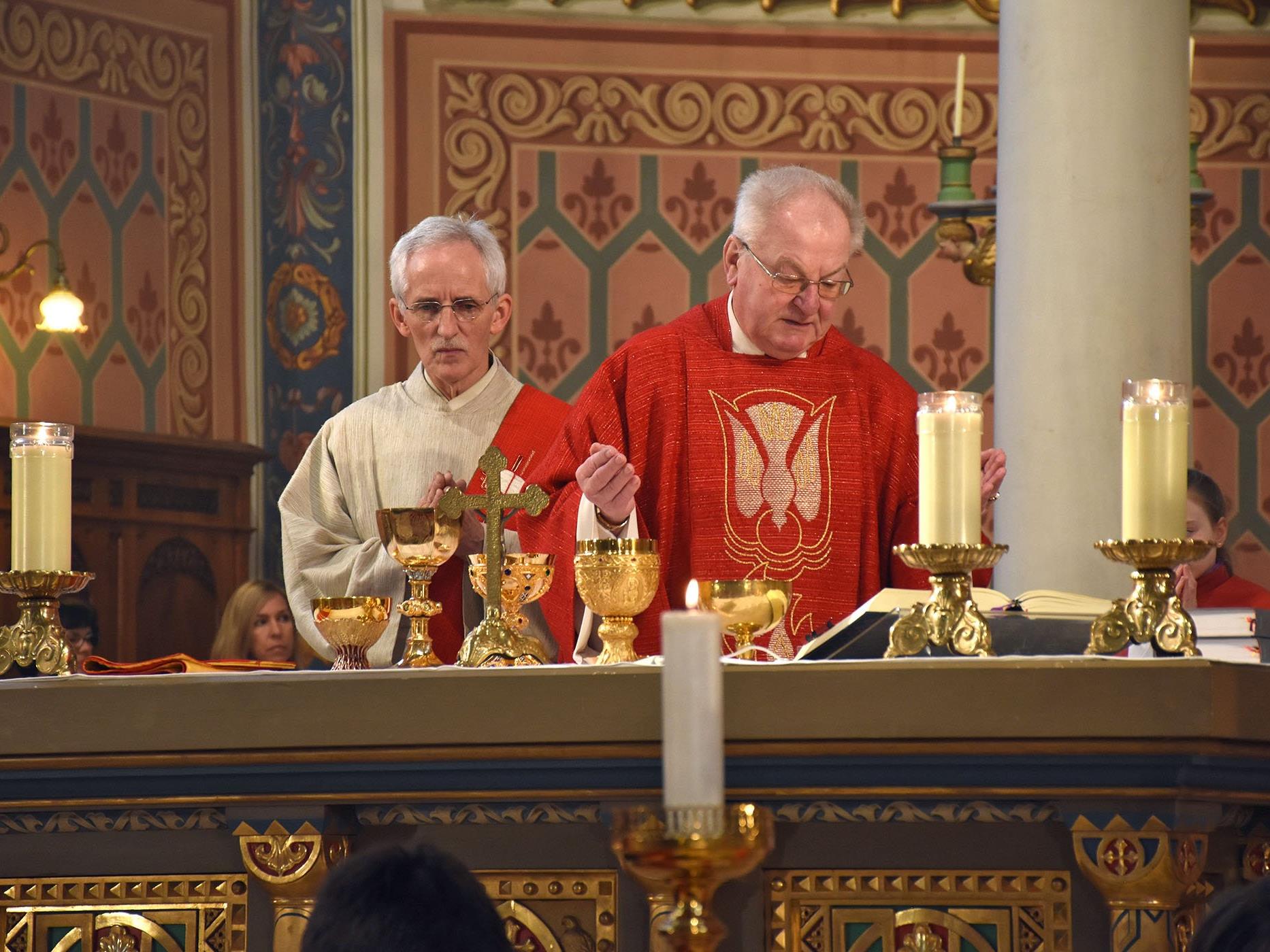 Pfarrer Herbert Böhler und Diakon Elmar Stüttler bei der Eucharistiefeier am Vormittag des Pfingstsonntags in der Pfarrkirche Schruns