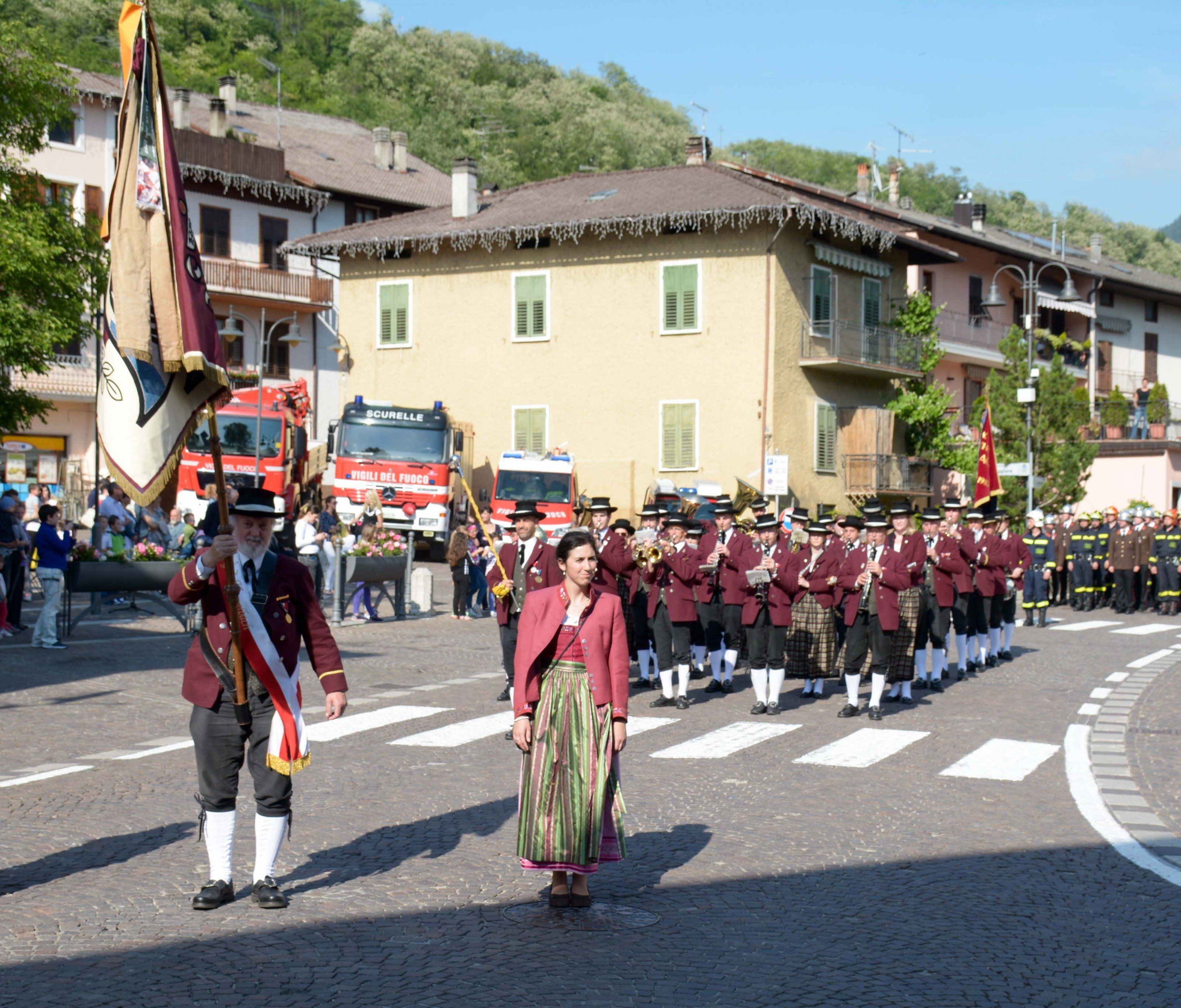 Afumarsch zum Festzehlt Afumarsch zum Festzehlt
