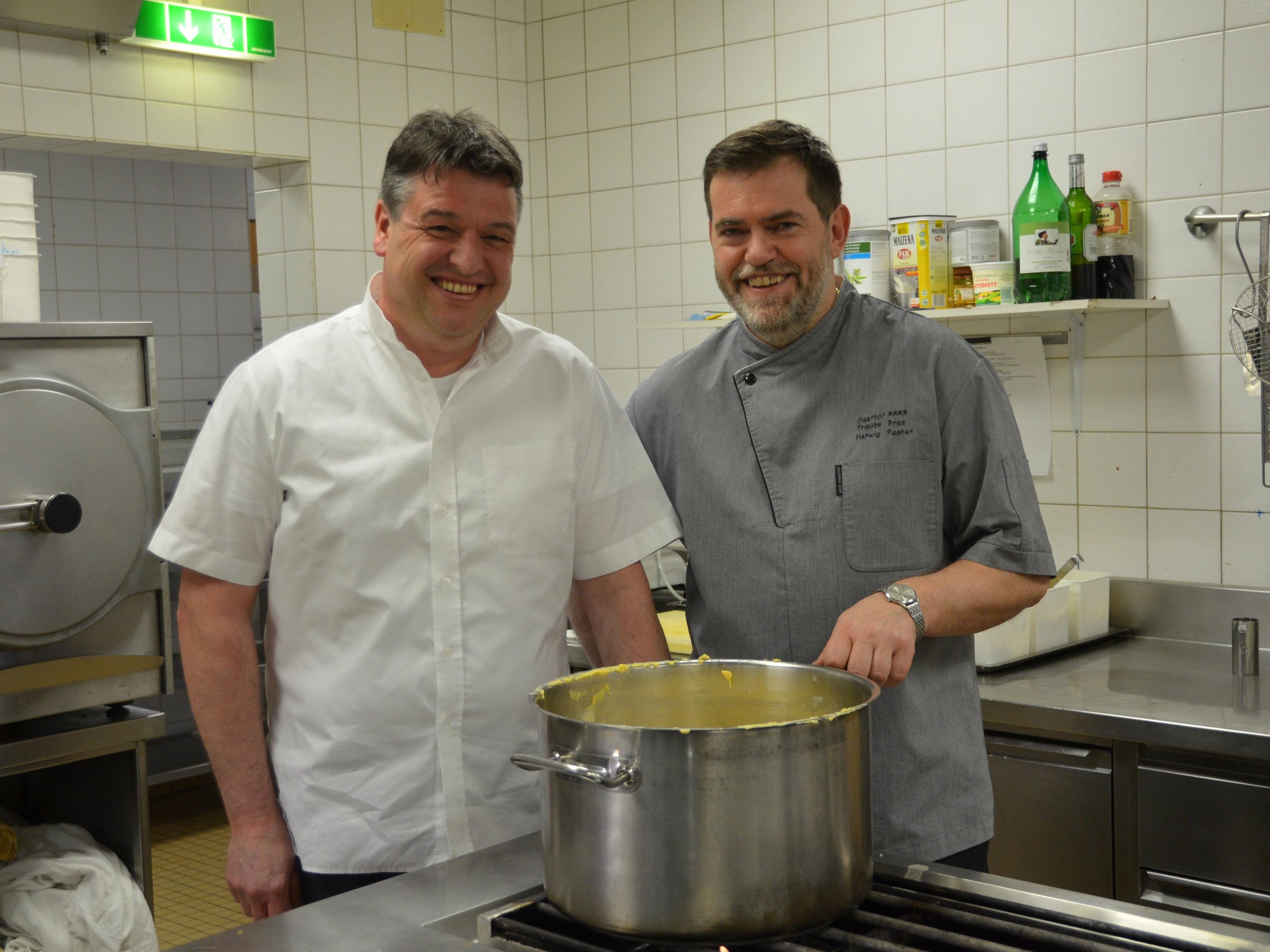 Valentin Bargehr (Gasthof Rössle) und Herwig Pacher (Hotel Traube) verzaubern mit ihren kulinarischen Leckerbissen bei der Genussparty in der Klostertalwoche.