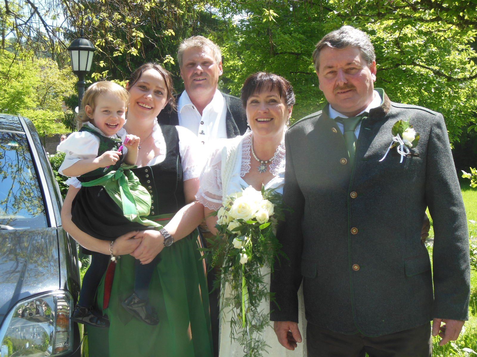 Das glückliche Paar mit Enkelin Aurora und den Trauzeugen. Das glückliche Paar mit Enkelin Aurora und den Trauzeugen.