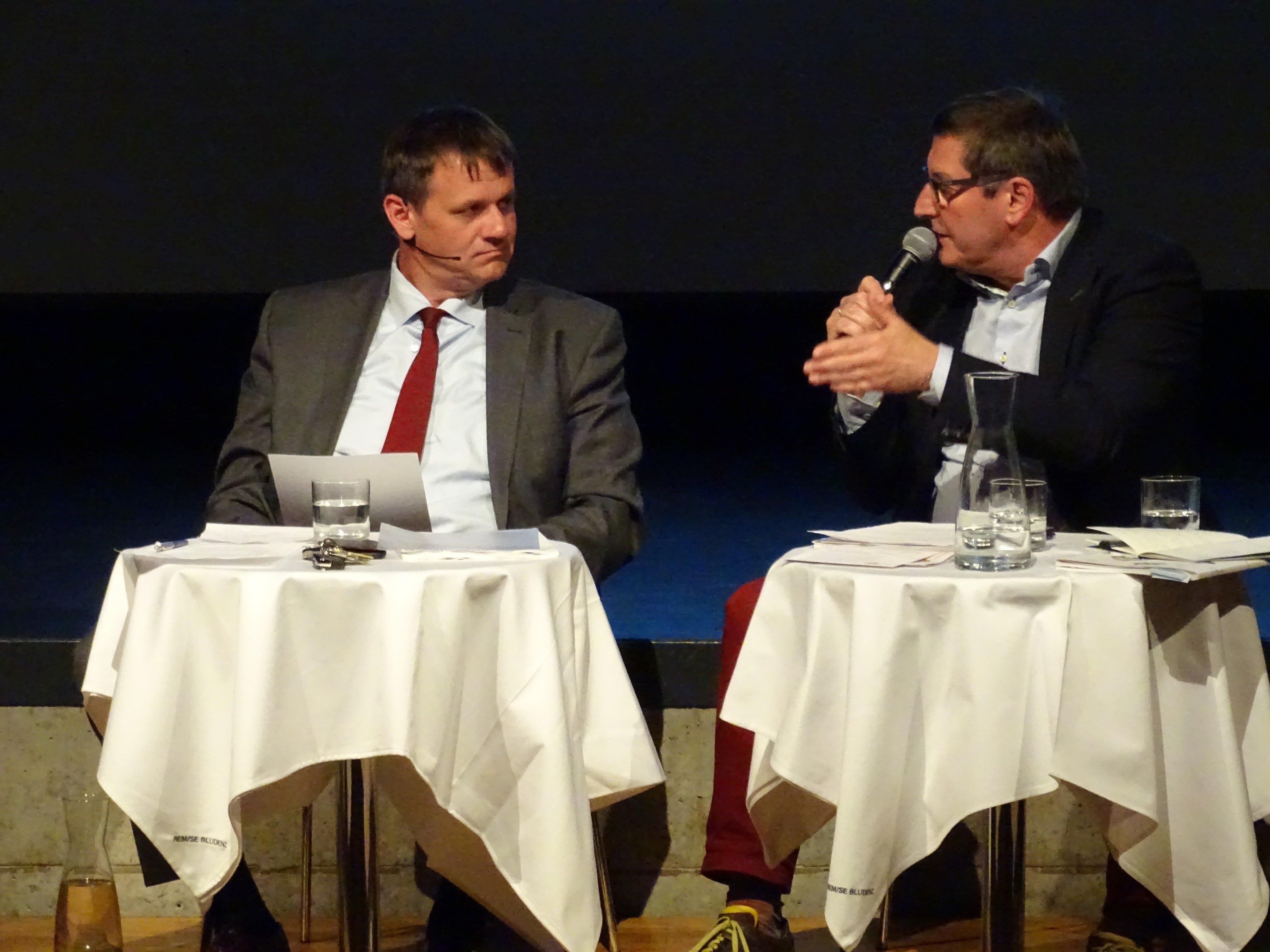 Im Gespräch mit Christoph Thoma erläuterte Wolfgang Maurer seine Sichtweise zur Rolle der Kulturvermittlung.