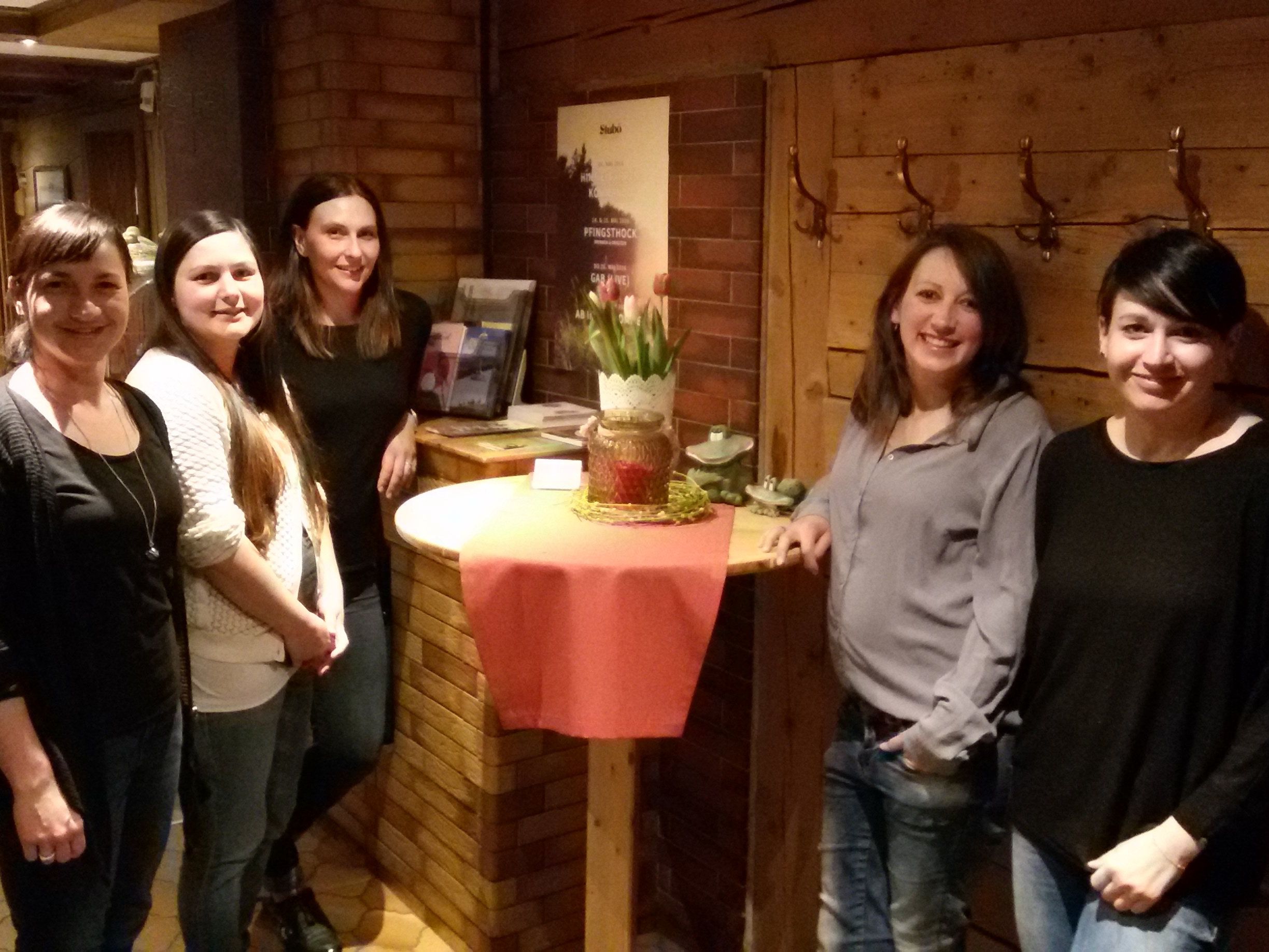 Das neu formierte Team möchte mit Veranstaltungen das Egger Familienleben bereichern. (v.l.n.r. Ramona Heidegger, Doris Schneider, Magdalena Comper, Christine Fetz-Schwärzler, Claudia Willi; nicht auf dem Foto: Carina Greber und Denise Kohler) Das neu formierte Team möchte mit Veranstaltungen das Egger Familienleben bereichern. (v.l.n.r. Ramona Heidegger, Doris Schneider, Magdalena Comper, Christine Fetz-Schwärzler, Claudia Willi; nicht auf dem Foto: Carina Greber und Denise Kohler)