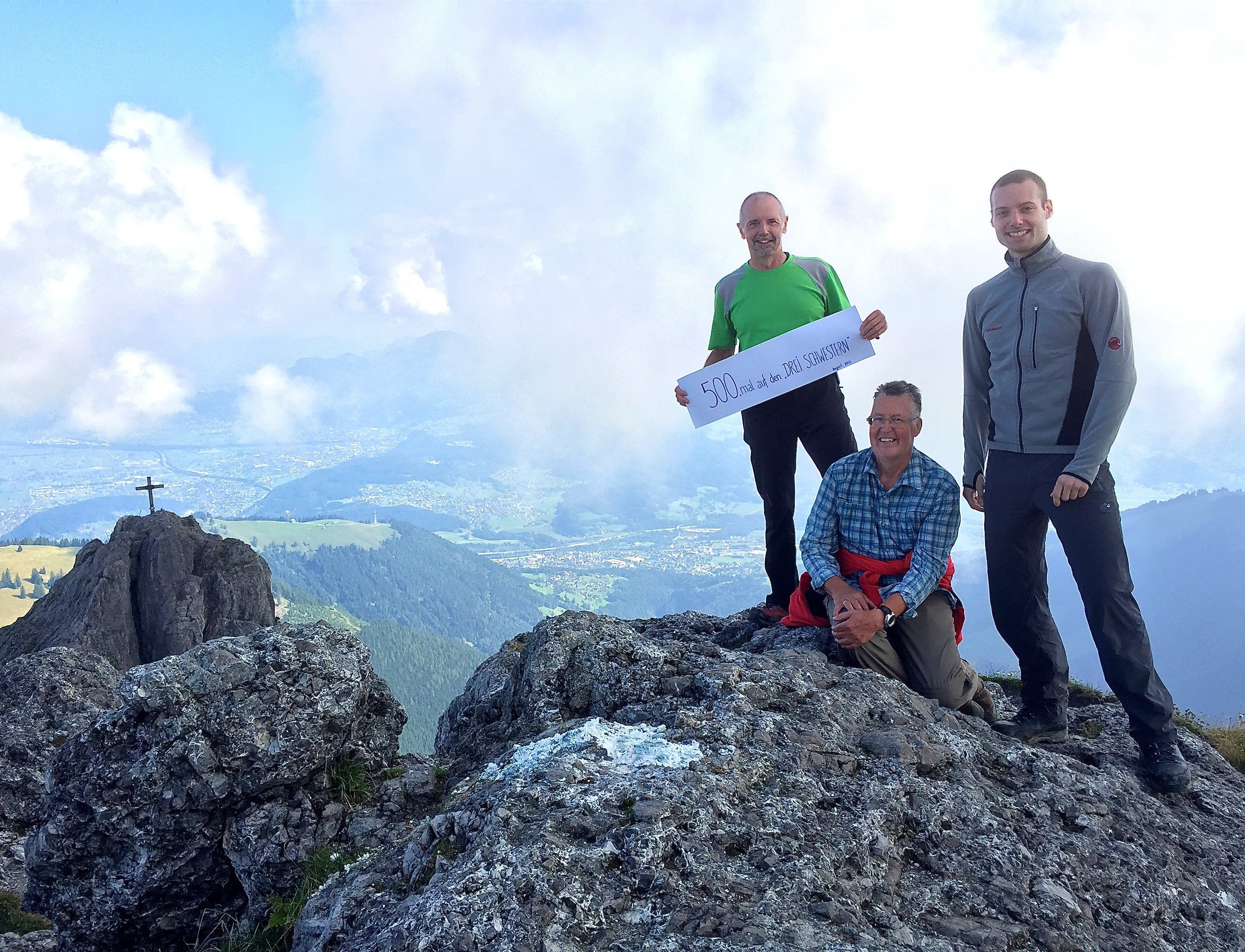 Der Fellengattner Franz Mayer (links) bestieg 2015 unglaubliche 500 Mal seinen Hausberg, die Drei Schwestern. Der Fellengattner Franz Mayer (links) bestieg 2015 unglaubliche 500 Mal seinen Hausberg, die Drei Schwestern.