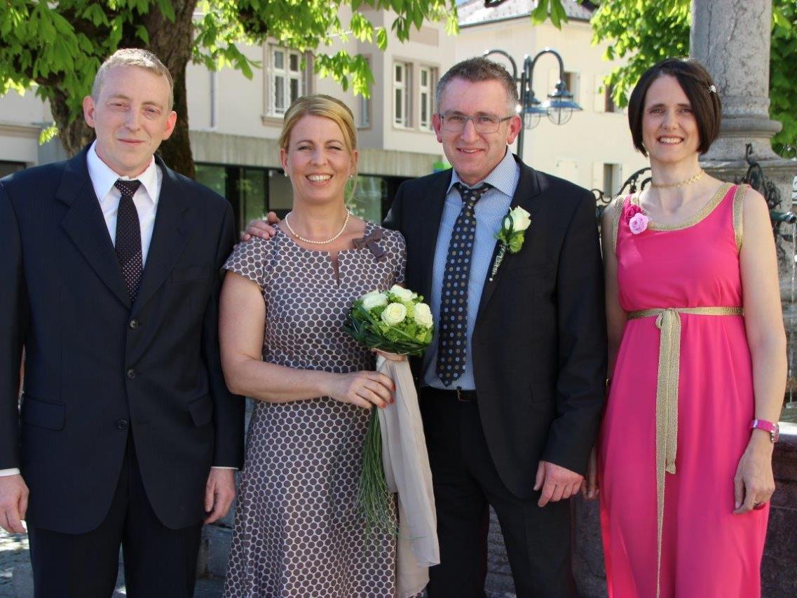 Das Brautpaar Brigitte Schmid und Dr. Werner Feuerstein mit seinen Trauzeugen.