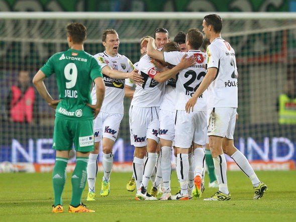 Altach jubelt nach dem 1:1 bei Rapid Wien über den Klassenerhalt. Altach jubelt nach dem 1:1 bei Rapid Wien über den Klassenerhalt.