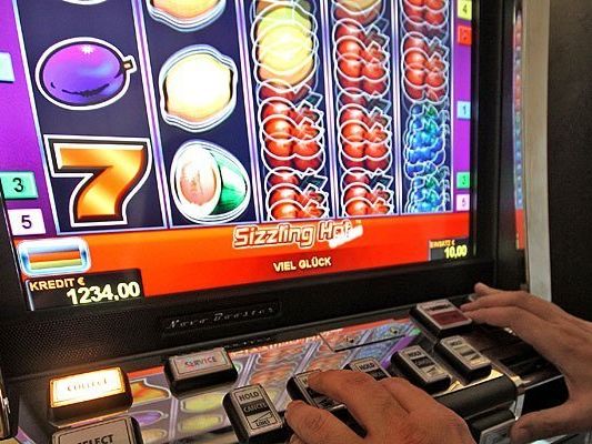 Drei Männer sollen Wettautomaten manipuliert haben Drei Männer sollen Wettautomaten manipuliert haben