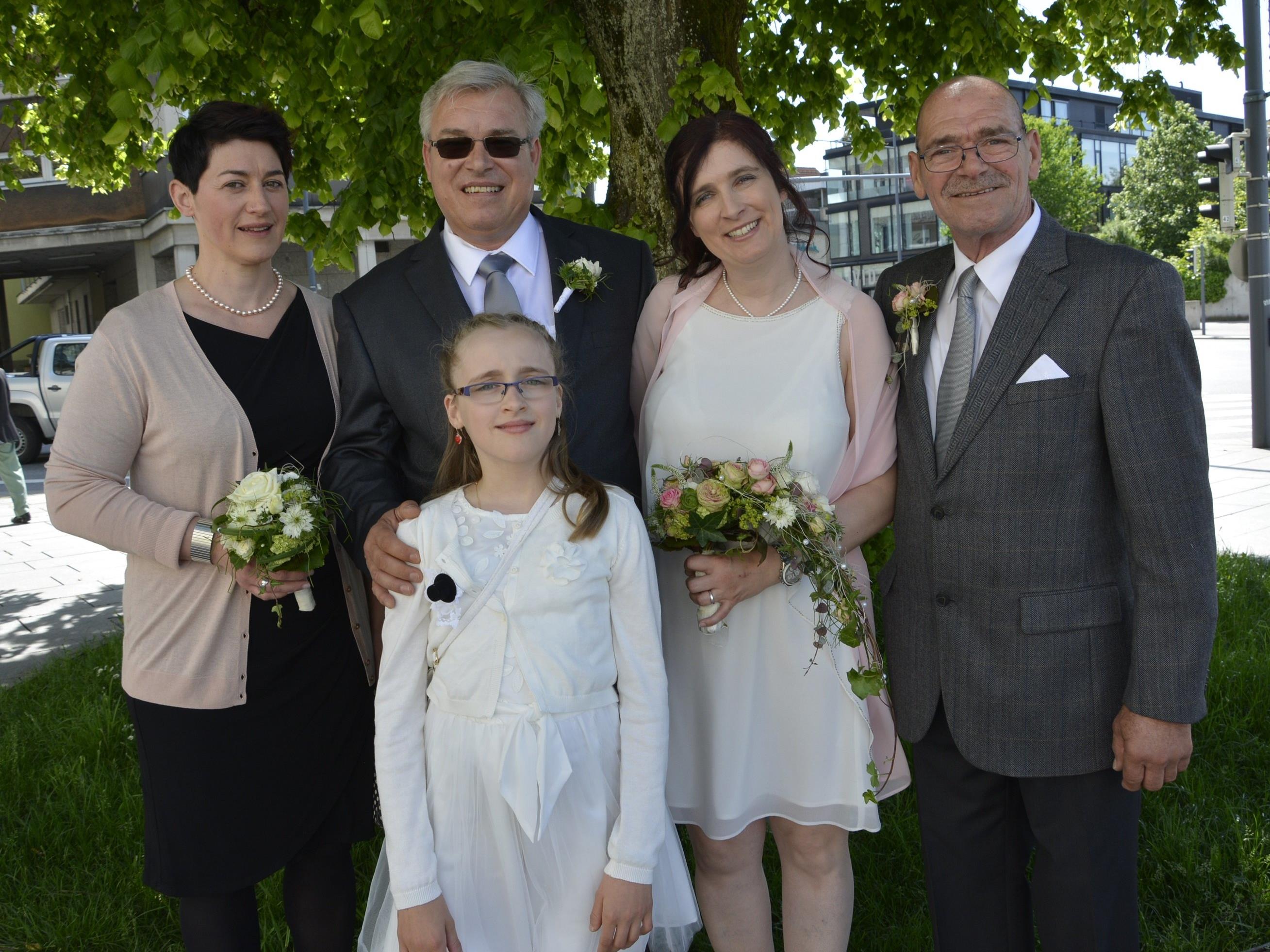 Das Brautpaar mit den Trauzeugen und Töchterchen Anna Lena bei der standesamtlichen Trauung in Dornbirn.