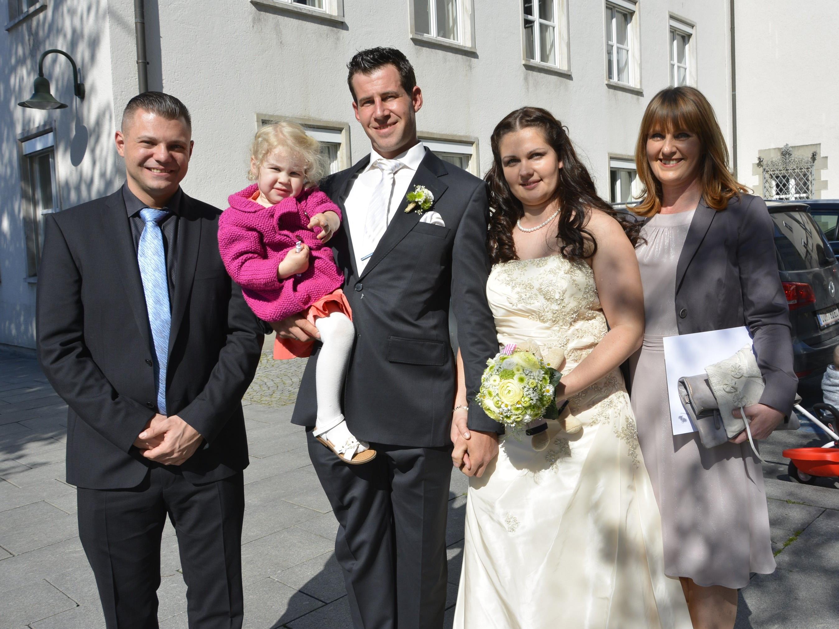 Das Brautpaar mit den Trauzeugen und Töchterchen Emma bei der standesamtlichen Trauung in Dornbirn.