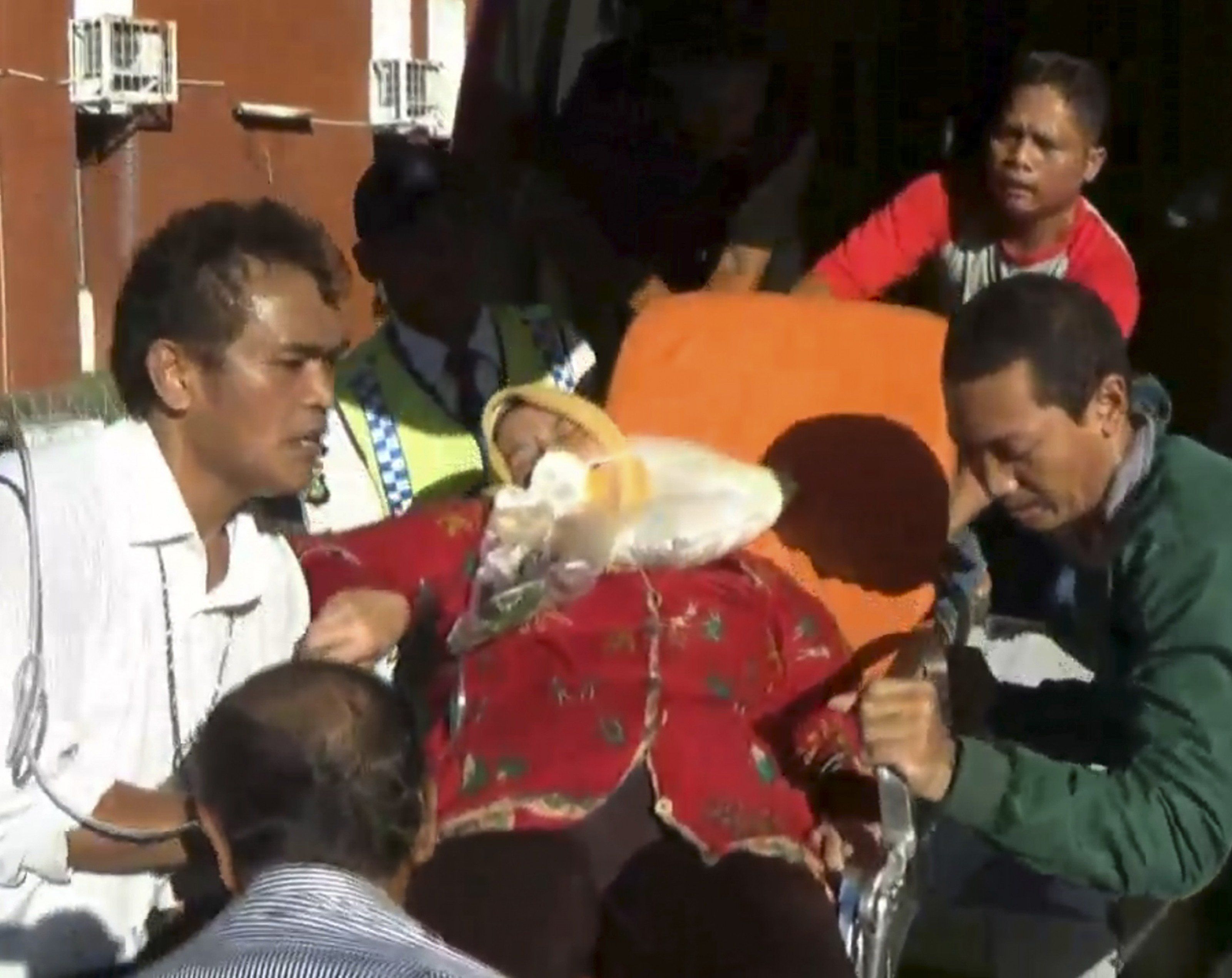 Schwerverletzte bei Horror-Flug nach Indonesien. Schwerverletzte bei Horror-Flug nach Indonesien.