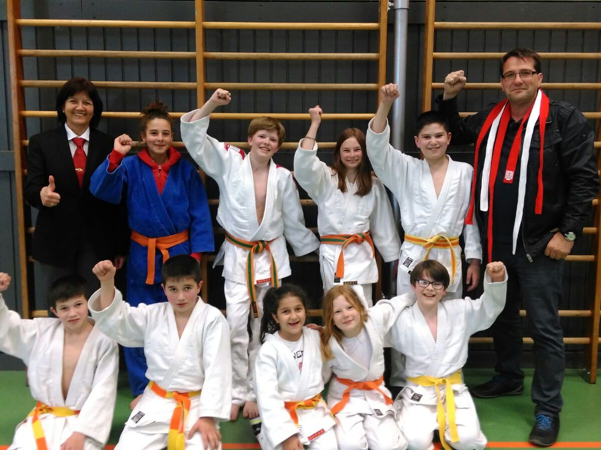 Die engagierten jungen Kämpfer mit ihrem Trainer Thomas Wolf und Kampfrichterin Myriam Buda Die engagierten jungen Kämpfer mit ihrem Trainer Thomas Wolf und Kampfrichterin Myriam Buda