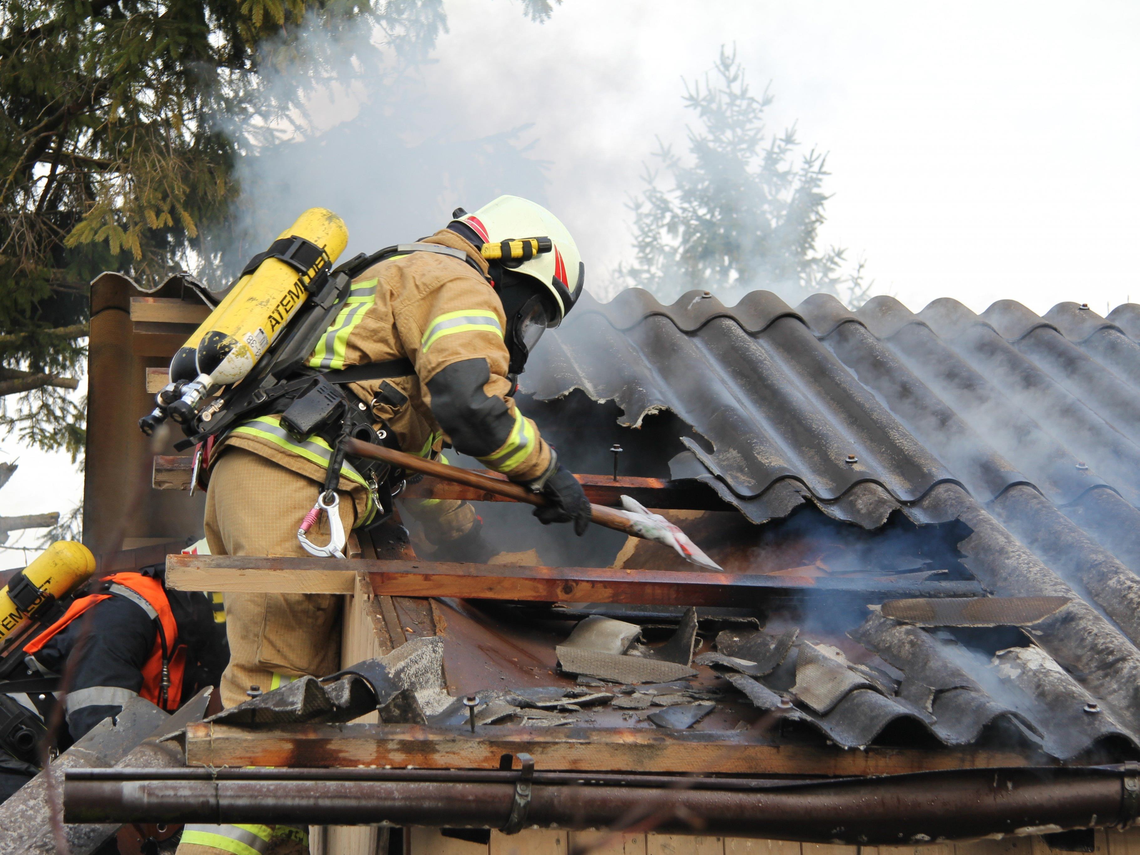 Die Feuerwehr in Vorarlberg hatte 2015 rund 332 Einsätze bei Gebäudebränden.