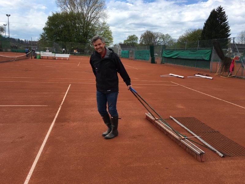 So geht „Tennisputzete“: TC Bregenz Präsident Dr. Magnus Brunner.