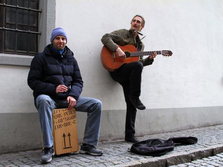 Mikko und Tom spielen fast jeden Samstag in der Montfortstadt - hier bei der Johanniterkirche in der Marktgasse.