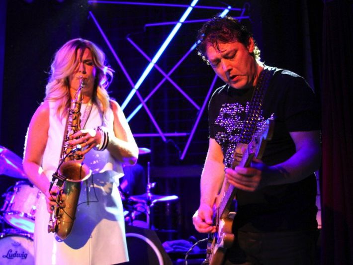 Candy Dulfer (links) überzeugte mit perfekten Saxophon-Klängen und ihrer wundervollen Stimme. Candy Dulfer (links) überzeugte mit perfekten Saxophon-Klängen und ihrer wundervollen Stimme.