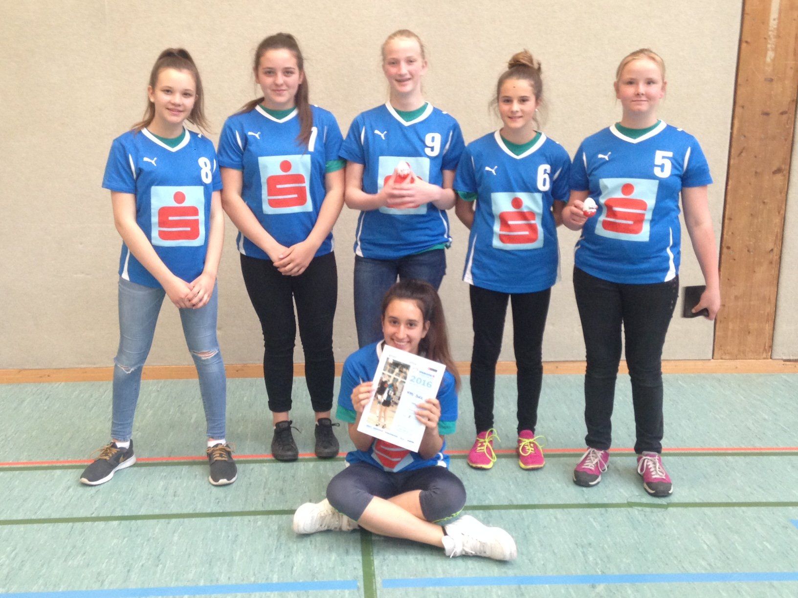 Die erfolgreichen Volleyballerinnen der NMS Sulz-Röthis. Die erfolgreichen Volleyballerinnen der NMS Sulz-Röthis.