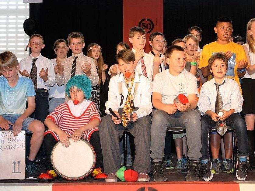 Alberschwender Mittelschüler begeisterten mit einem bunten Programm. Alberschwender Mittelschüler begeisterten mit einem bunten Programm.