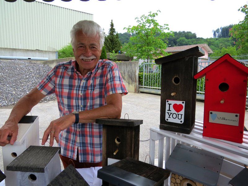 Auch Paul Gstöhl (ehemals Musik Paul Götzis) machte mit seinen selbstgebastelten Vogelhäuschen beim "Fake-Markt" tatkräftig mit. Auch Paul Gstöhl (ehemals Musik Paul Götzis) machte mit seinen selbstgebastelten Vogelhäuschen beim "Fake-Markt" tatkräftig mit.