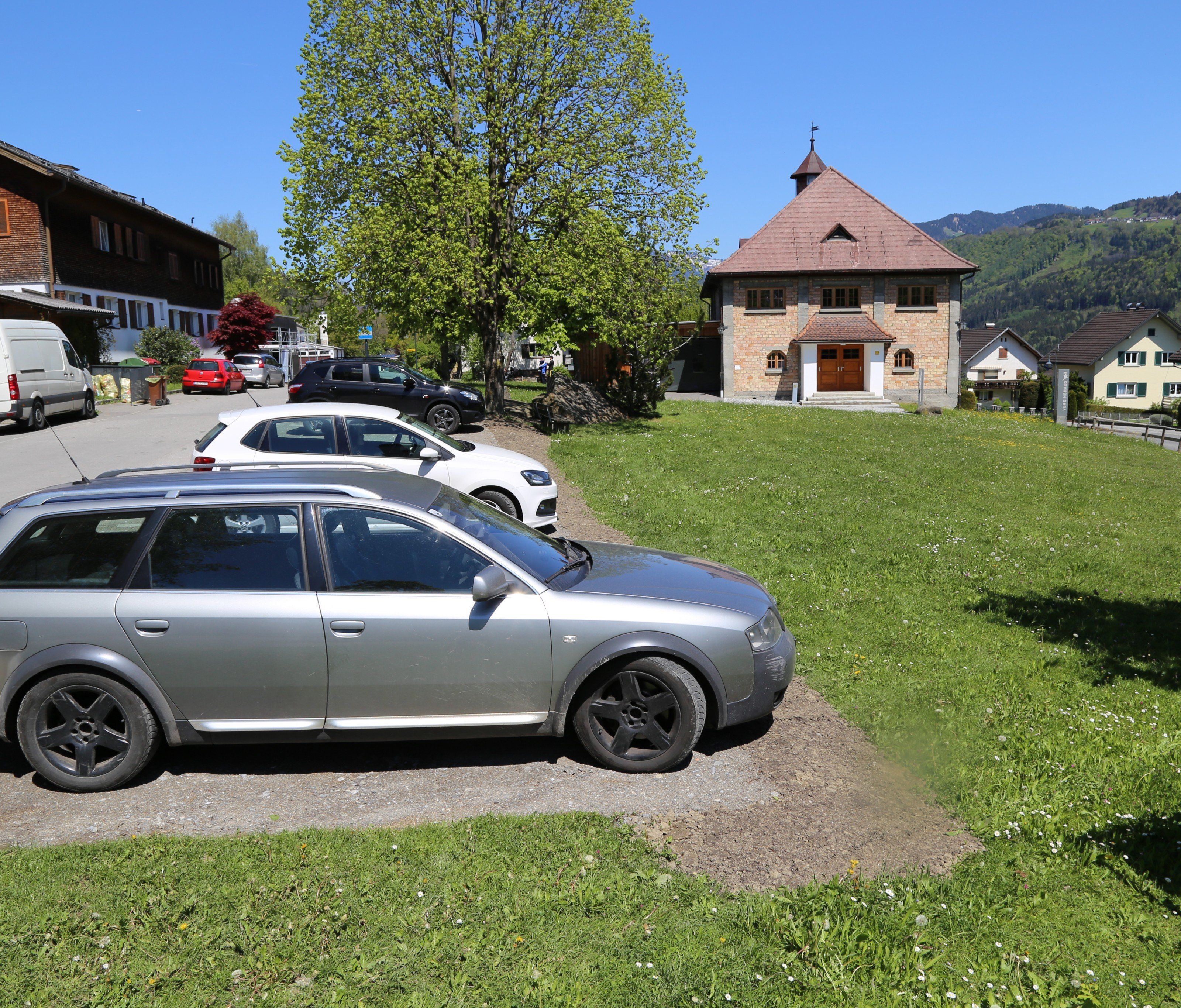 Das Göfner Dorfzentrum ist um 20 Parkplätze neben dem Vereinshaus reicher. Das Göfner Dorfzentrum ist um 20 Parkplätze neben dem Vereinshaus reicher.