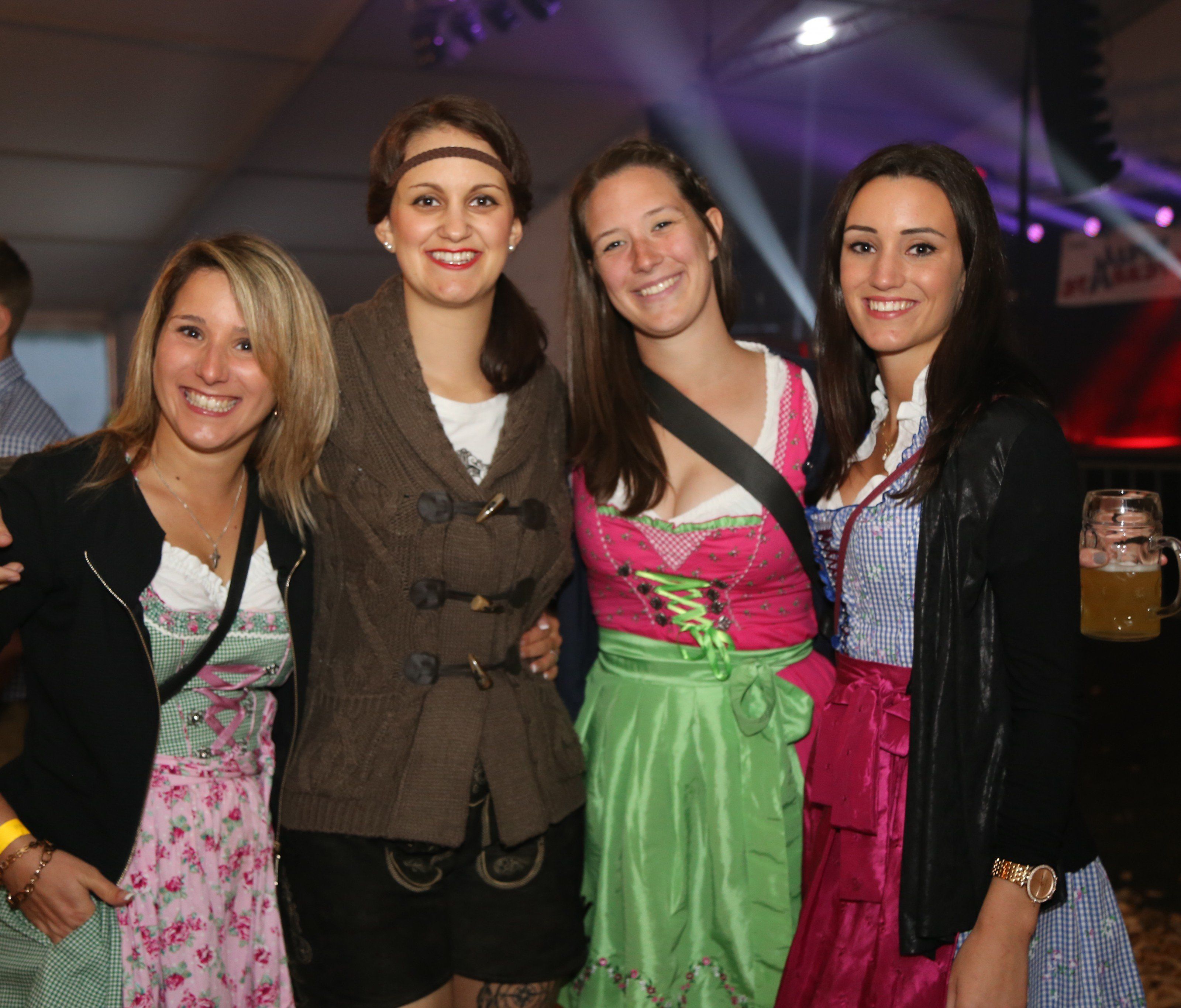 Julia, Susi, Sabrina und Anna (v. l.) machten in Tracht eine gute Figur. Julia, Susi, Sabrina und Anna (v. l.) machten in Tracht eine gute Figur.