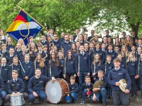 Jugendkapelle Lauterach mit ihrer eigenen neuen Vereinsfahne Jugendkapelle Lauterach mit ihrer eigenen neuen Vereinsfahne