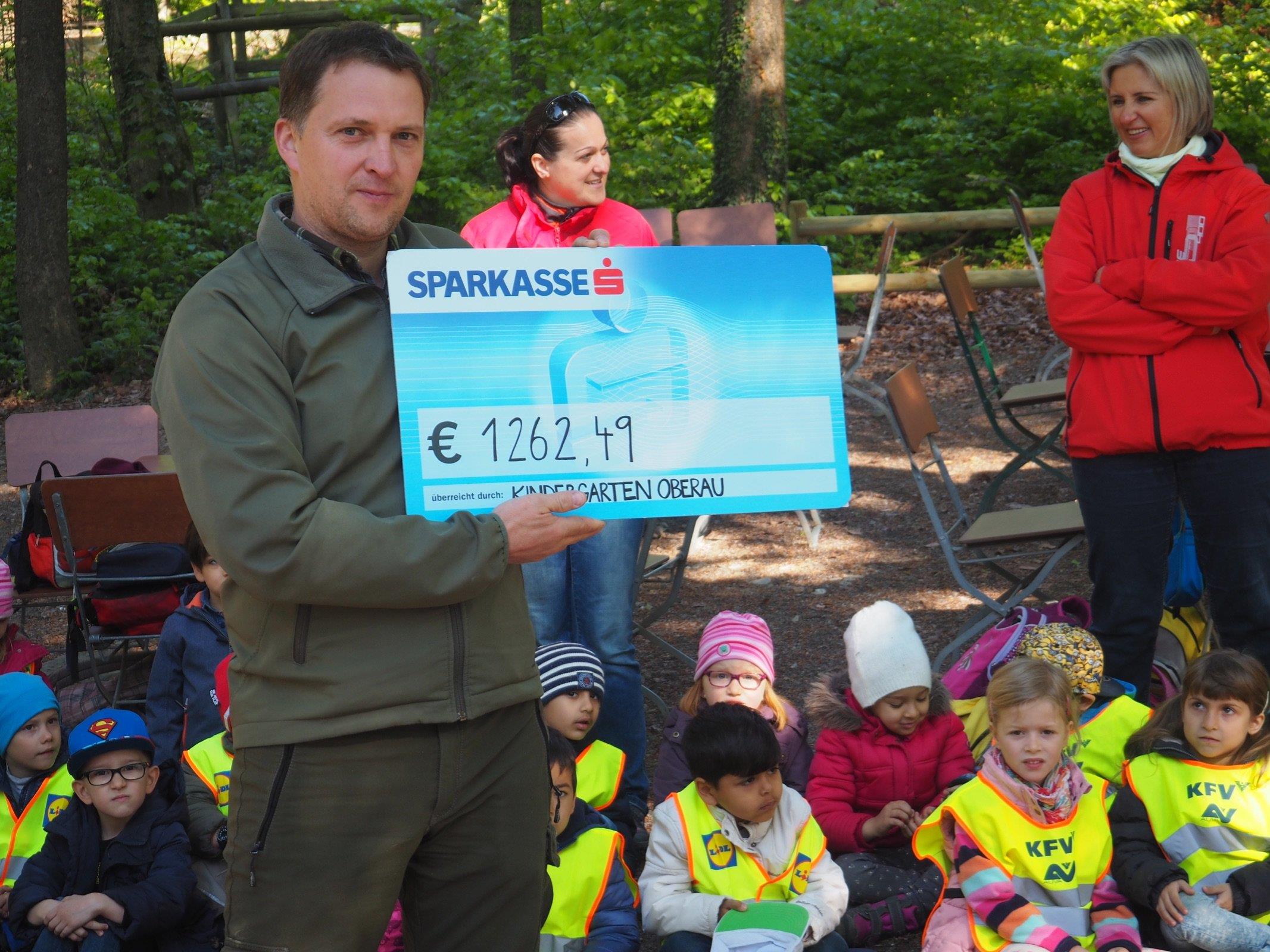 Eine Spende mit € 1,262,49 durfte kürzlich Wildpark Betriebsleiter Christian Ammann von der Kindergartengruppe Oberau für das neue Waschbärengehege in Empfang nehmen.