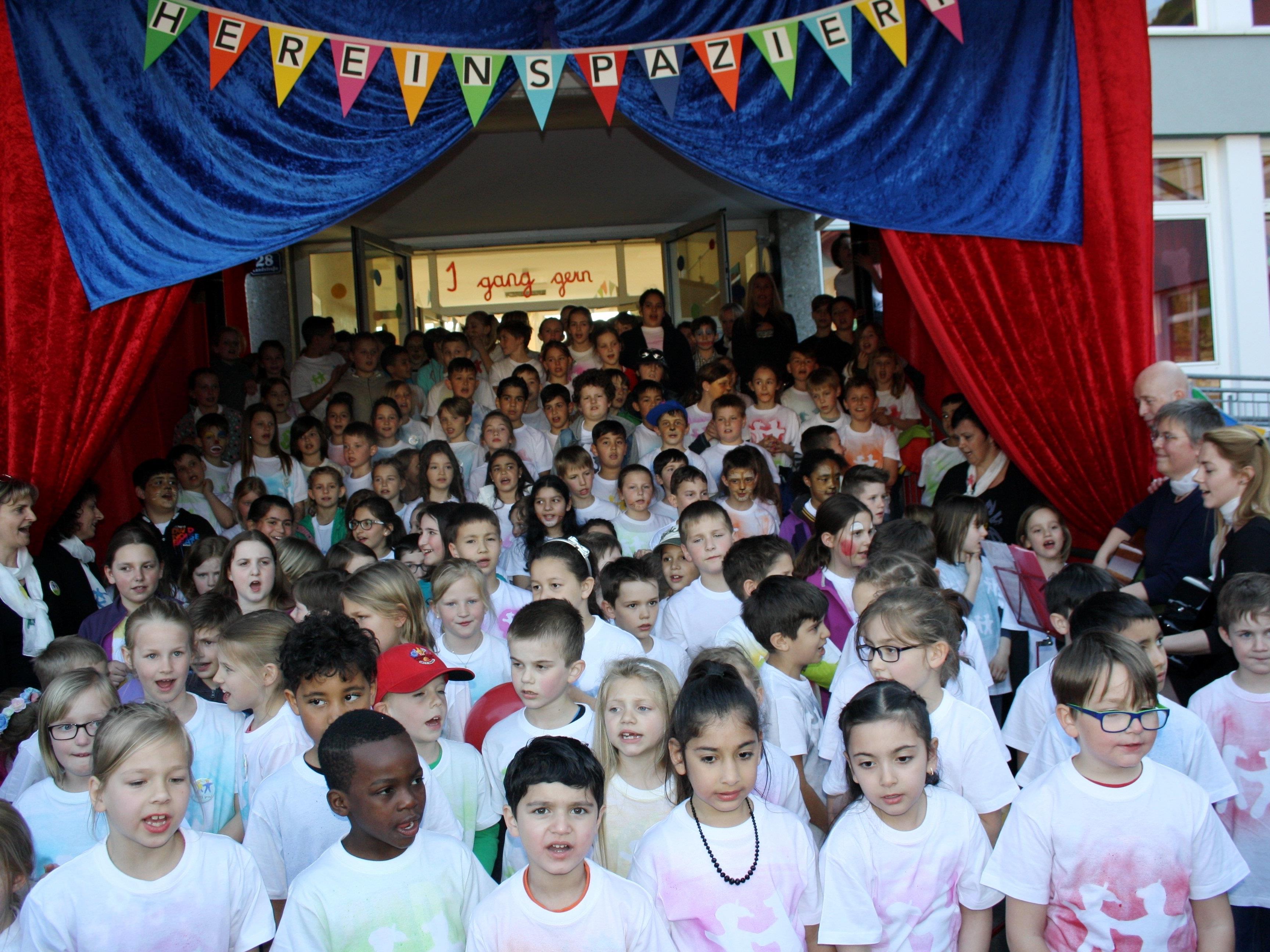 170 Volksschulkinder und ihre Lehrpersonen präsentierten den zahlreichen Besuchern das neue Schullied „I gang gern“ als krönender Abschluss des Jubiläumsfestes „50 Jahre Neue Volksschule Lochau“.