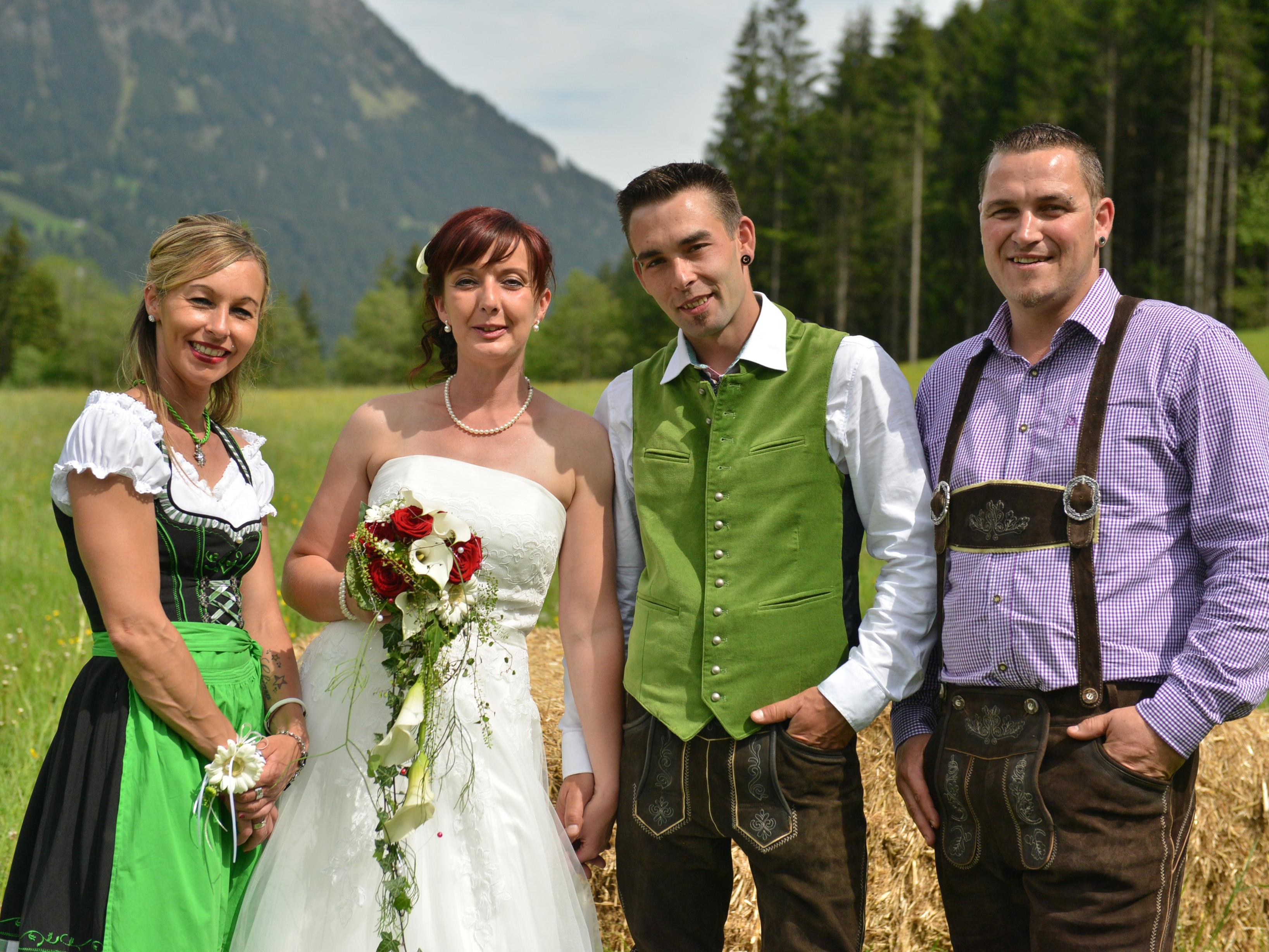 Brautpaar Marina Thöny und Gerhard Loretz mt ihren Trauzeugen.