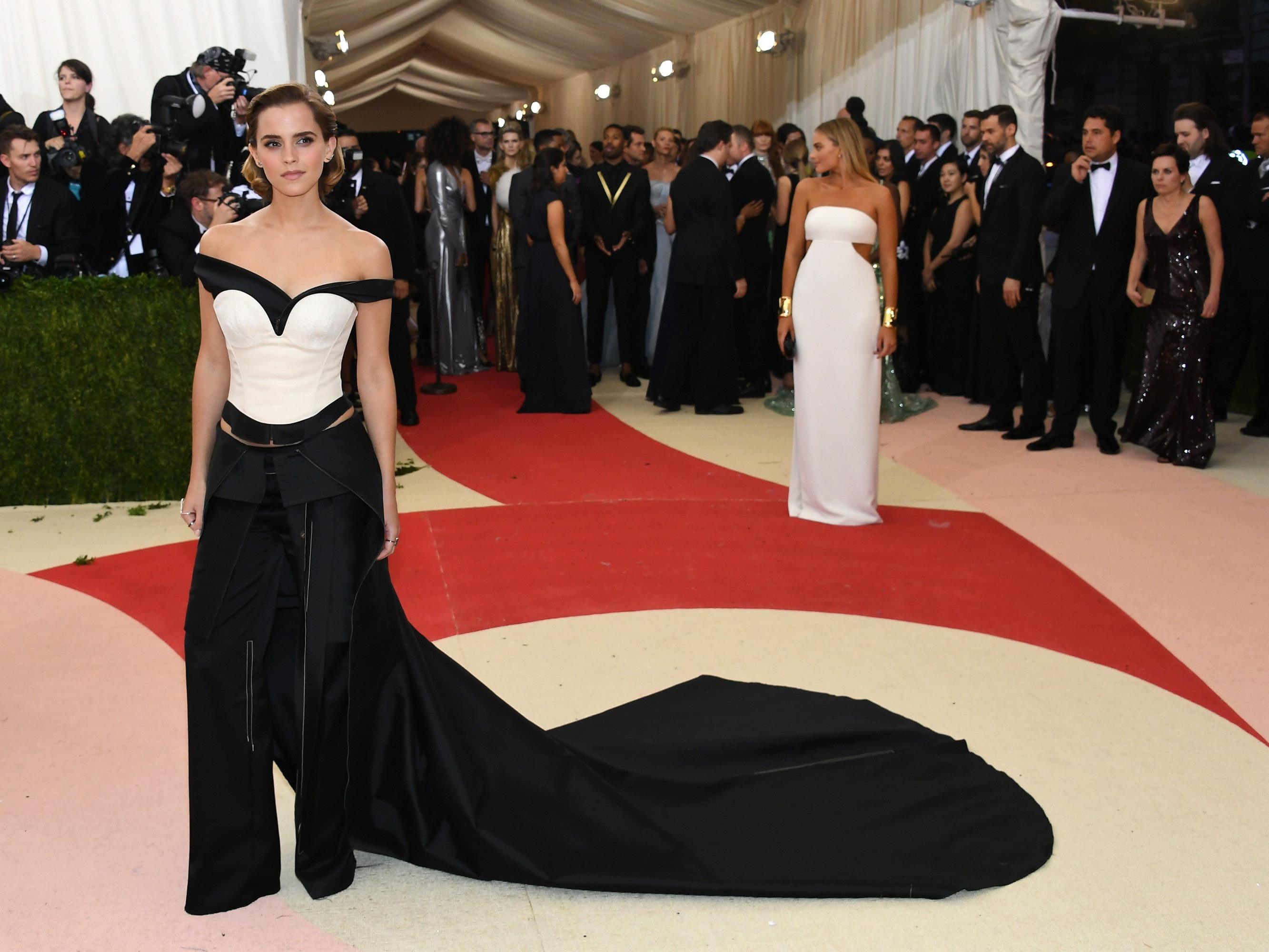 Schauspielerin Emma Watson zeigte sich auf der Met-Gala in einer ausgefallenen Kreation. Schauspielerin Emma Watson zeigte sich auf der Met-Gala in einer ausgefallenen Kreation.