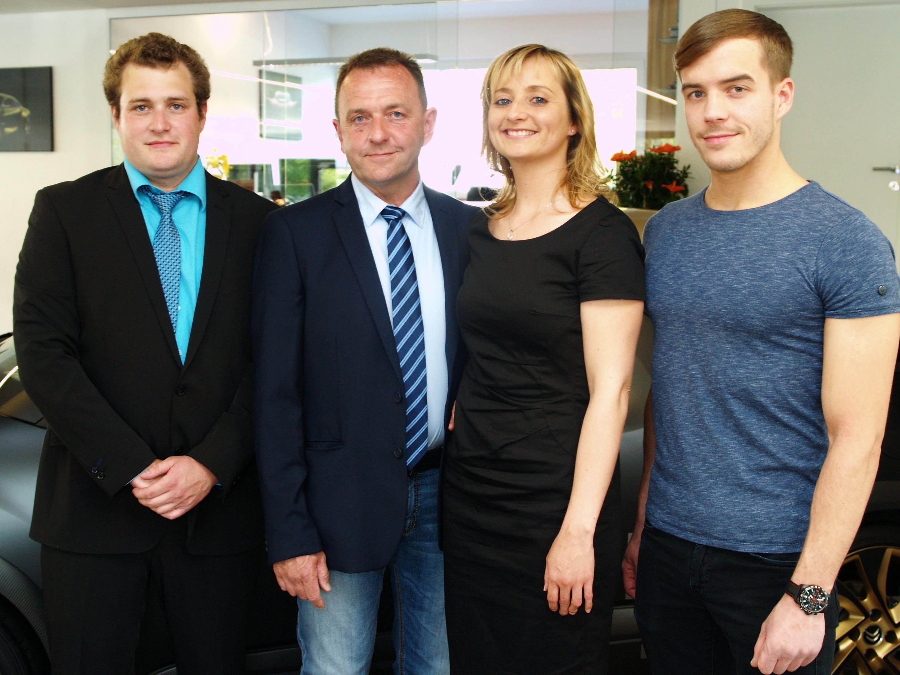 Geschäftsführer Wolfgang Wäger mit seinen Söhnen Patrick und Thomas, sowie Lebensgefährtin Sabine Gabriel bei der Neueröffnung.