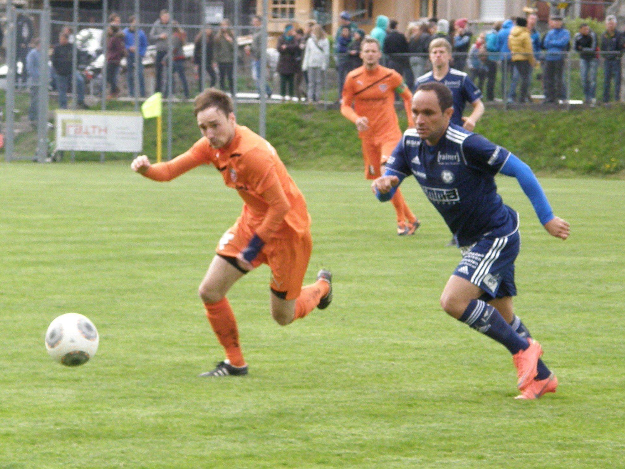 Der Bizauer Rene Schedler und Reinaldo Ribeiro vom FC Andelsbuch erhoffen sich Punkte für ihre Teams.