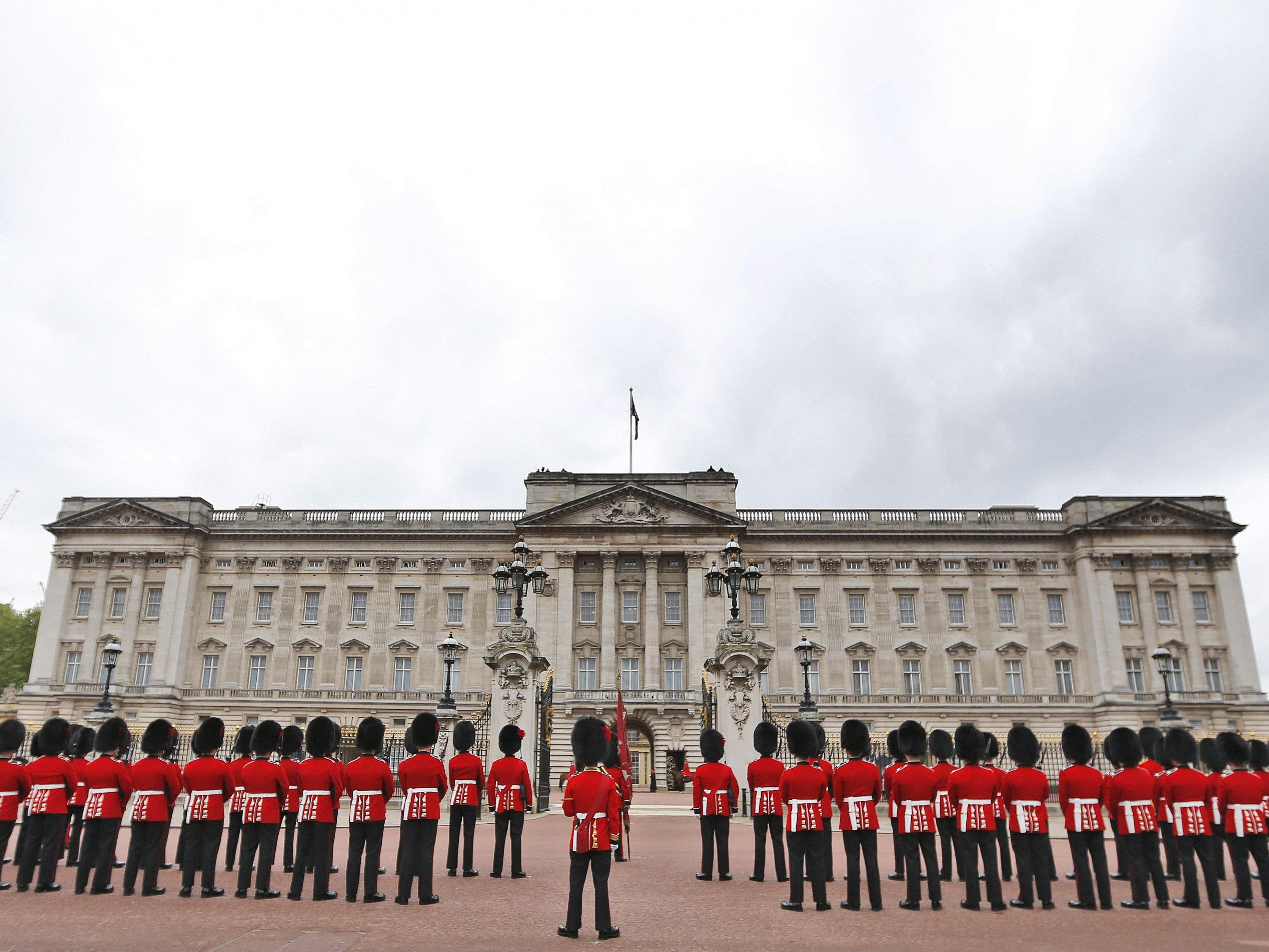 Ein Mann ist am Donnerstag über den Zaun des Buckingham Palast geklettert.
